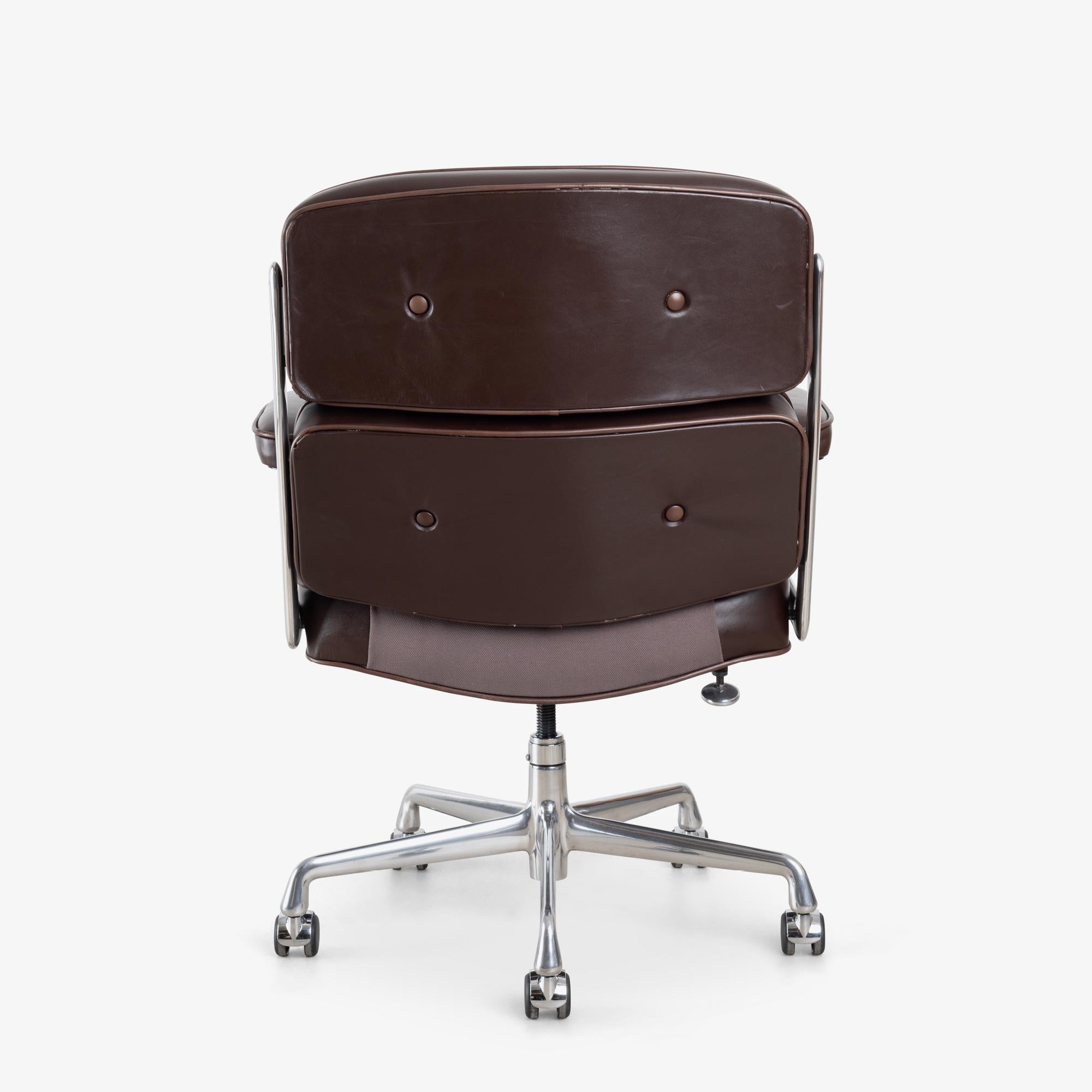 Sedia direzionale Time-Life in pelle color cioccolato Browning di Charles and Ray Eames In condizioni buone a Stamford, CT