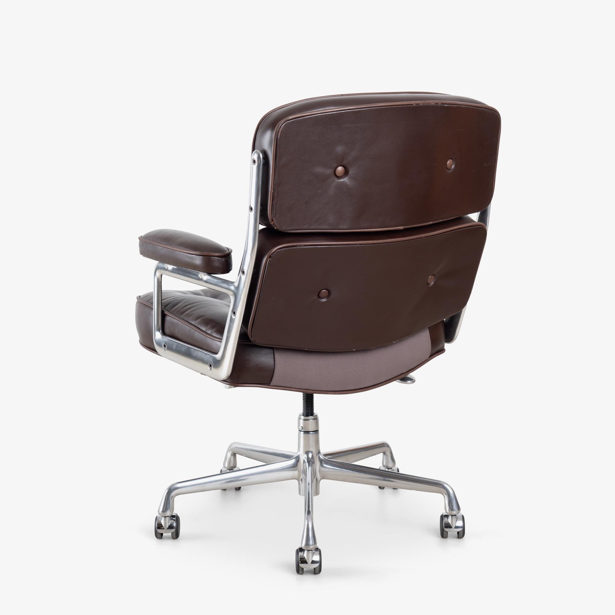 XXI secolo e contemporaneo Sedia direzionale Time-Life in pelle color cioccolato Browning di Charles and Ray Eames