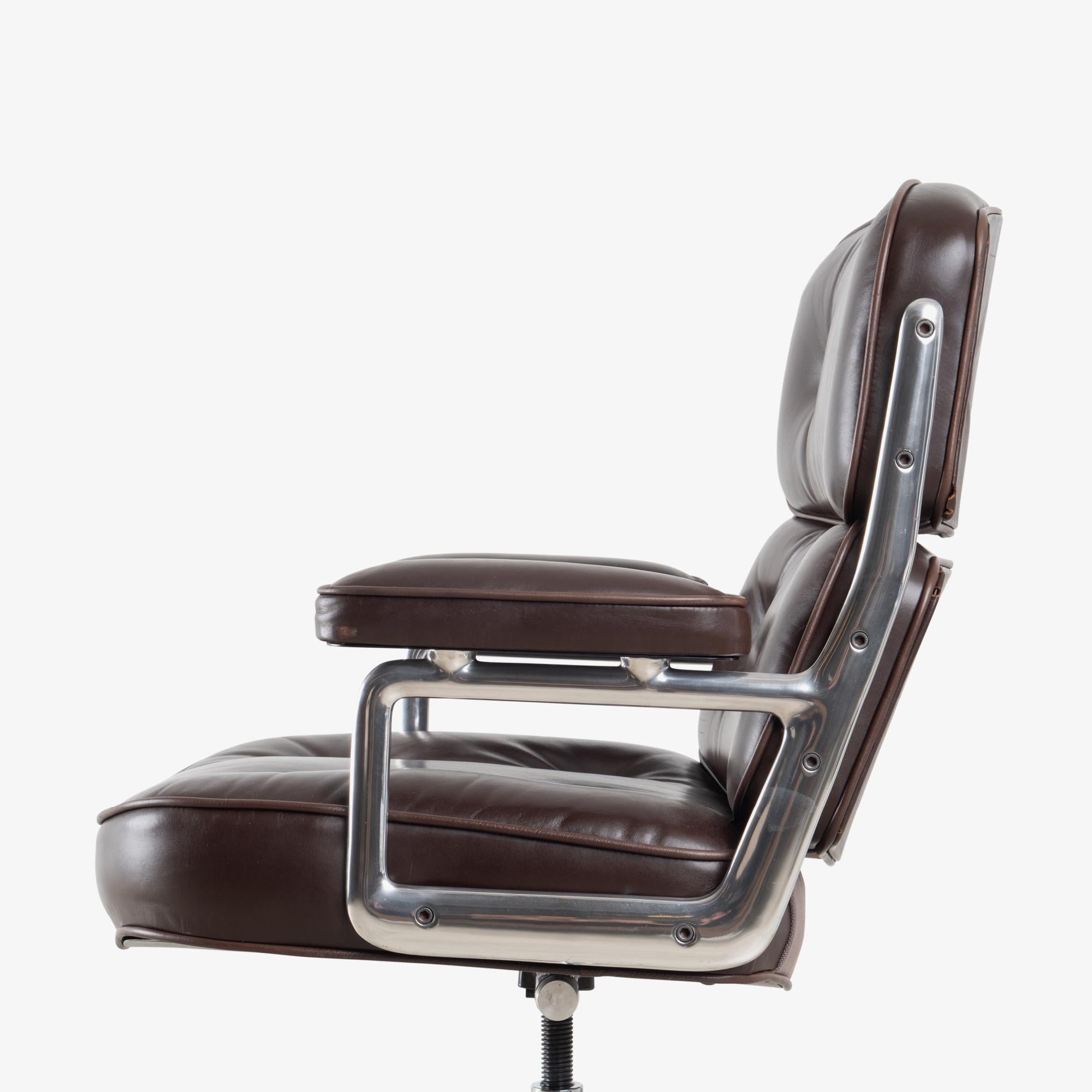 Sedia direzionale Time-Life in pelle color cioccolato Browning di Charles and Ray Eames 1