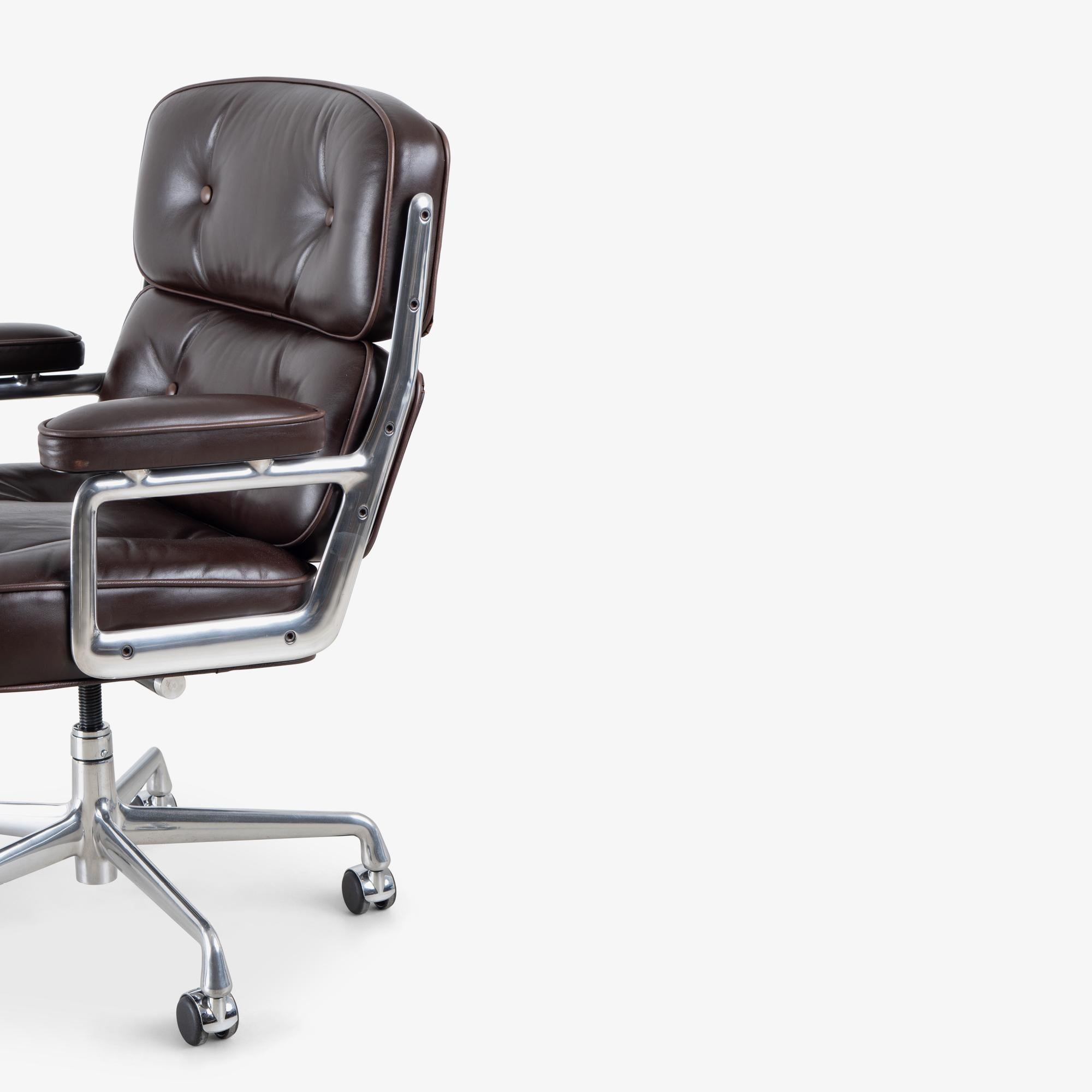 Sedia direzionale Time-Life in pelle color cioccolato Browning di Charles and Ray Eames 2