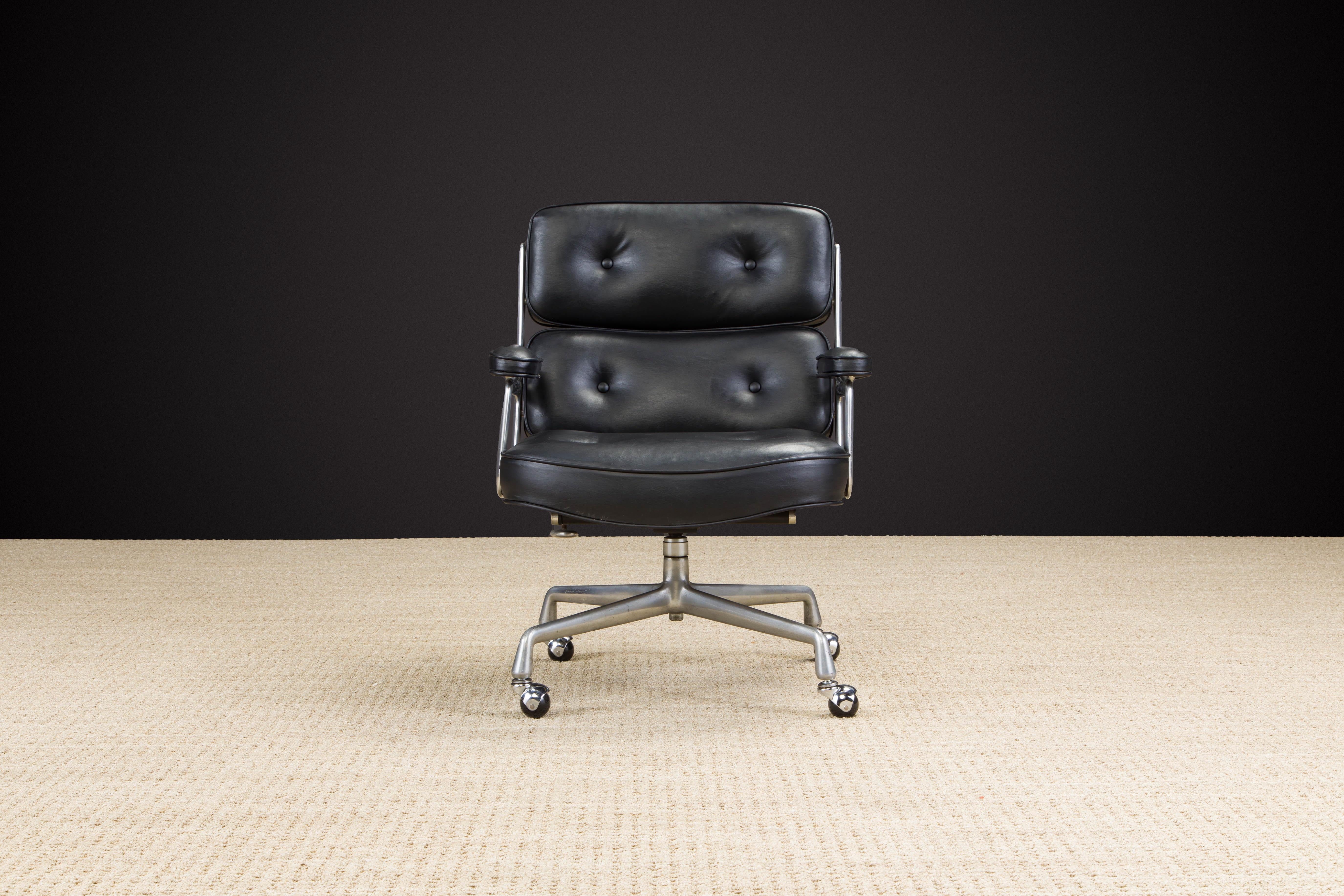 Questo esemplare da collezione della sedia Time Life 'Executive' di Charles e Ray Eames per Herman Miller, firmata e datata (1981), è rivestita in morbida e bellissima pelle nera e poggia sulla struttura originale in alluminio con una base a 4