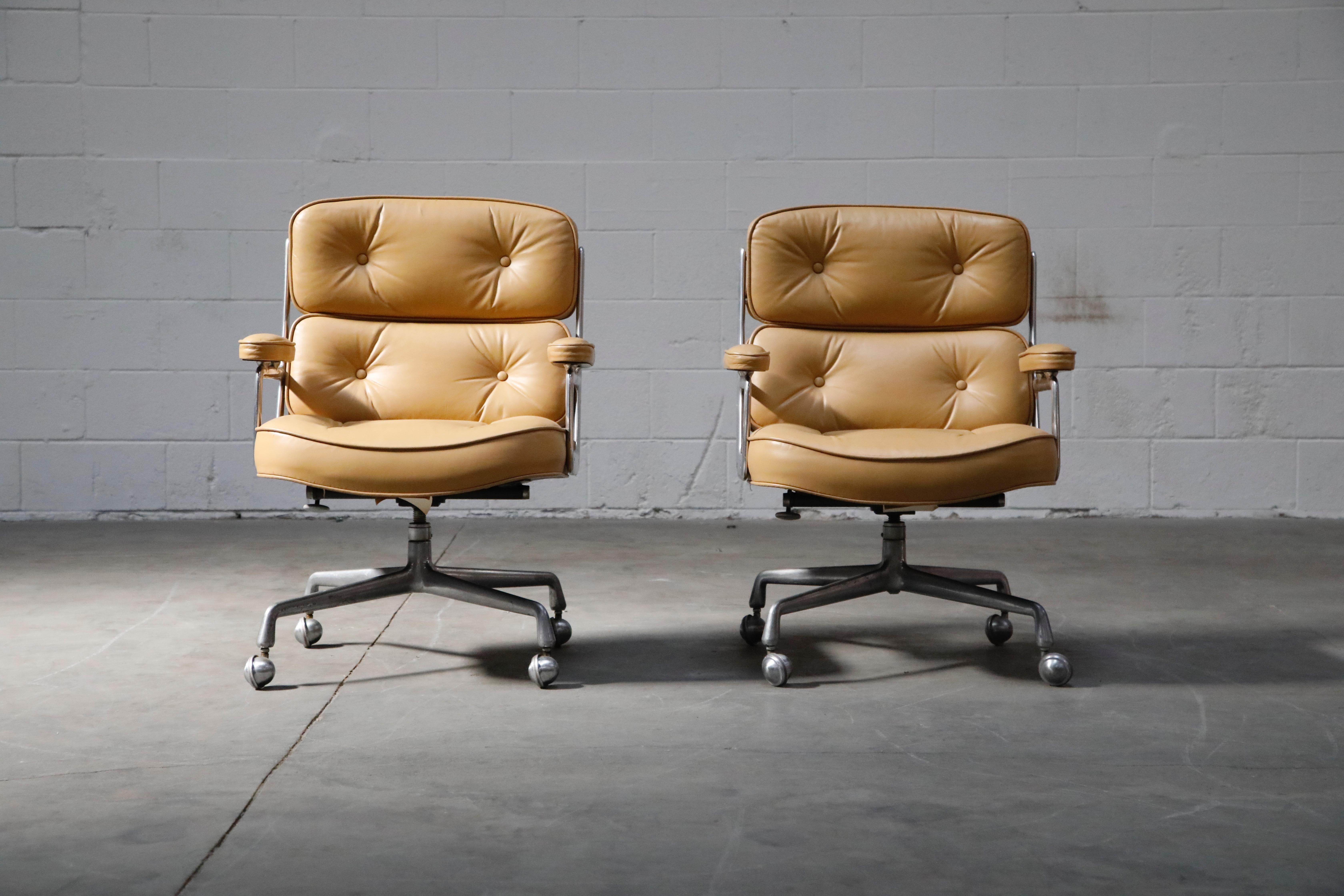 This wonderful 'Time Life' executive desk chair was designed by Charles Eames in 1959 and manufactured by Herman Miller. This chair features its original tan colored leather over aluminum frames with tilt function, casters and height