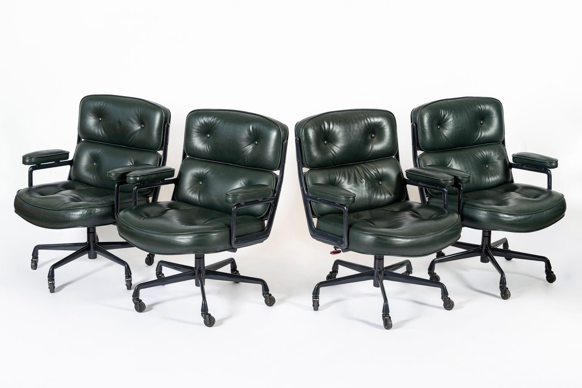 Questo set di quattro sedie vintage di metà secolo, modello 3475 Eames Time Life Lobby Chairs, disegnate da Charles & Ray Eames per Herman Miller, sono state prodotte nel 1996. Queste sedie classiche per ufficio sono caratterizzate da un bellissimo
