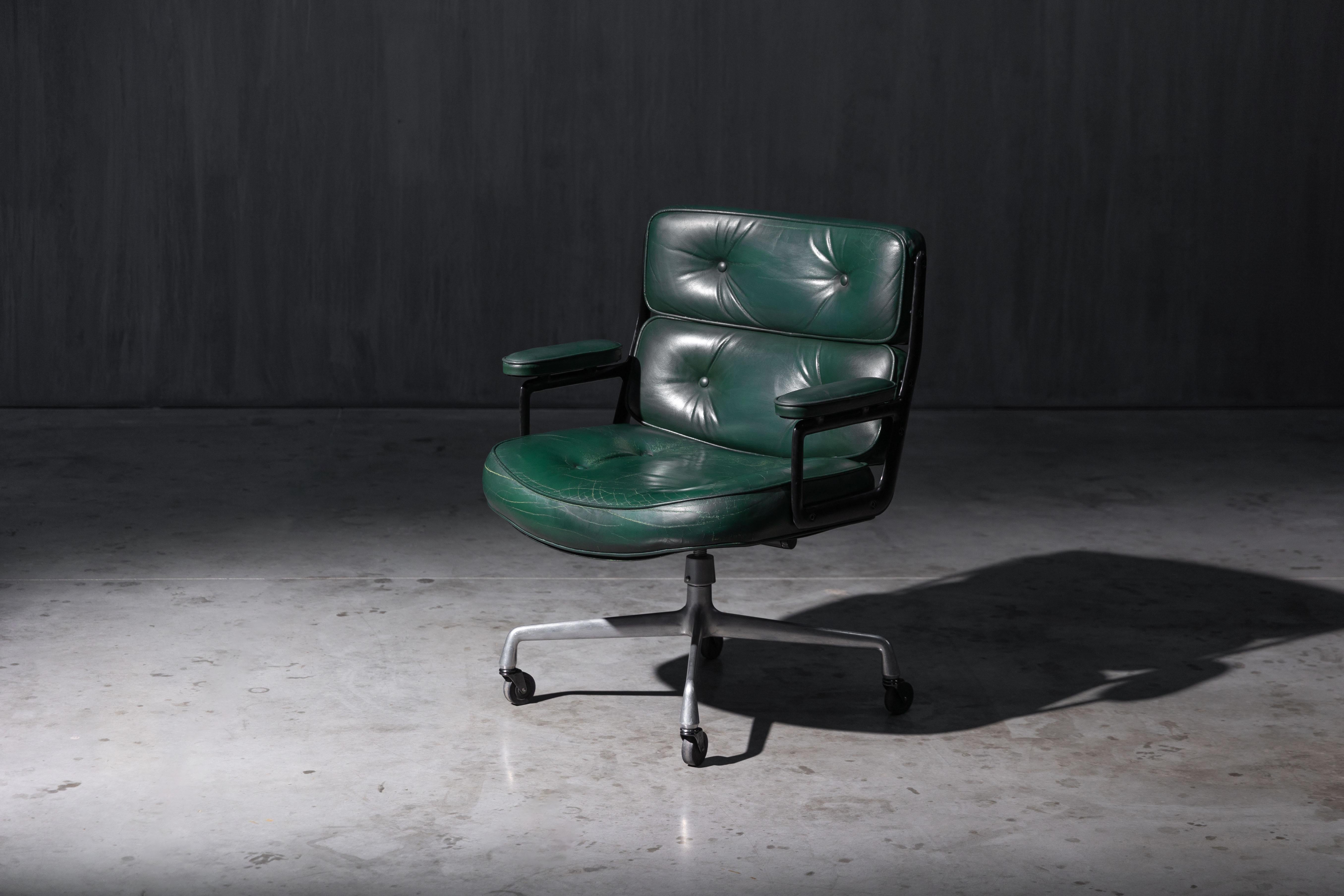 Originally designed in 1960 by Charles and Ray Eames for the reception areas of the Time-Life Building in New York, this chair embodies the refined functionality and bold aesthetics of their early executive designs. With its wide seat, lounge