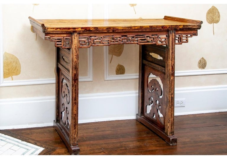 Weich geschwärzter antiker asiatischer Altartisch im Angebot bei 1stDibs