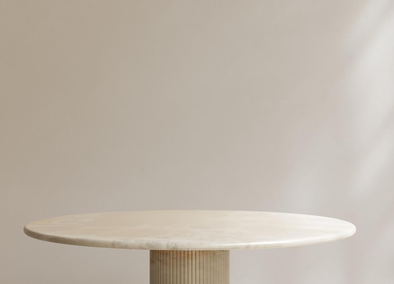 XXIe siècle et contemporain Time Table II Round Dining Table in Bianco Onyx by Paloma Editions en vente