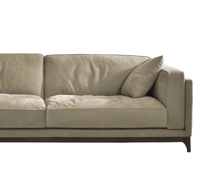Dieses funktionale und zugleich raffinierte Sofa wertet die Ästhetik eines modernen oder klassischen Wohnzimmers auf, insbesondere in Kombination mit dem Time Armchair in den passenden Farben. Das Gestell aus Eschenholz mit dunklem Walnussfurnier