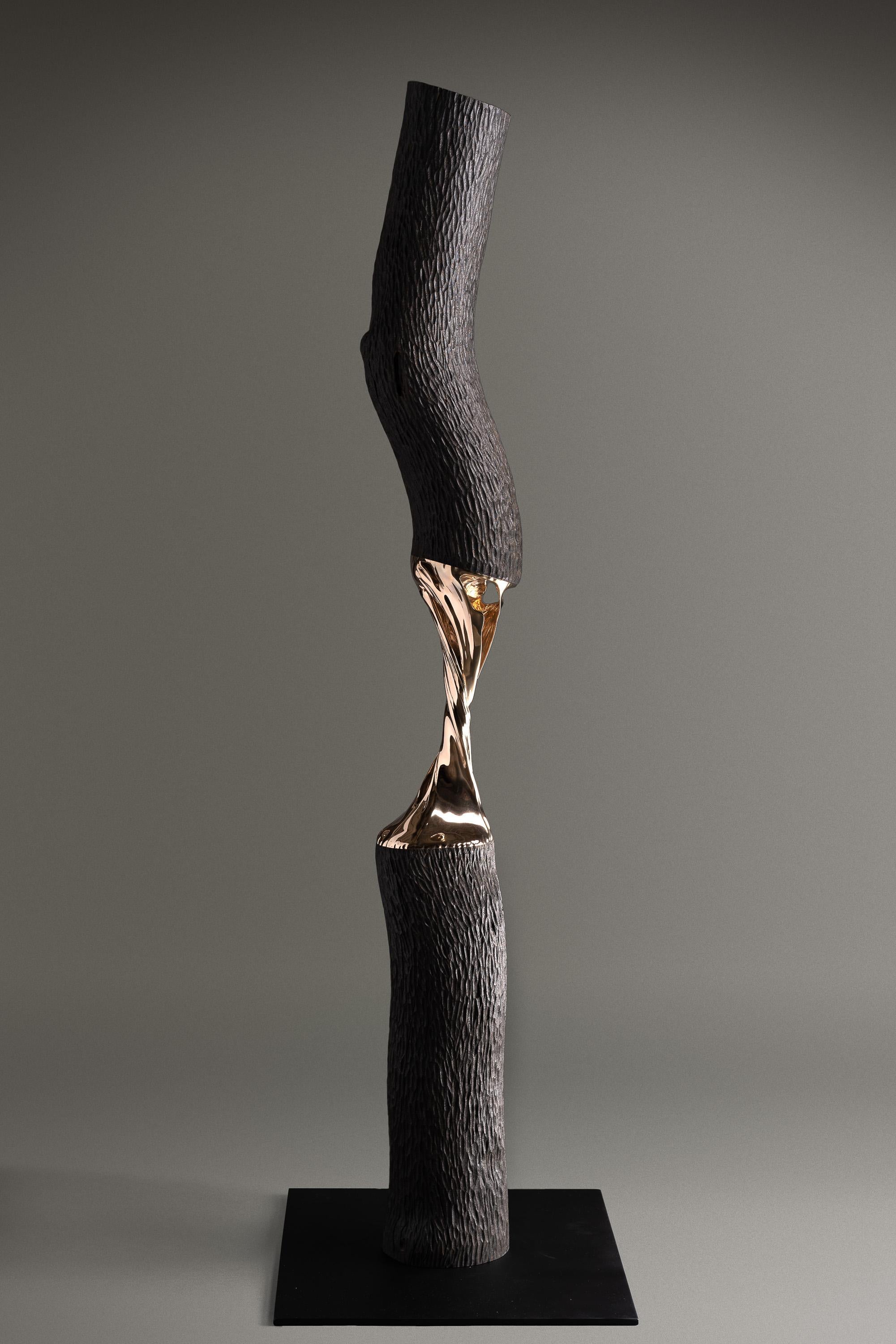 Scultura Time Tree di Kris Lamba Studio
Dimensioni: L. 35 x P. 25 x H. 170 cm
Materiali: Bronzo lucido, Oak Oak.
Peso: 40 Kg.

Kris Lamba è nata a Londra nel 1984. Crea sculture di grandi e piccole dimensioni, dipinti e design da collezione basato