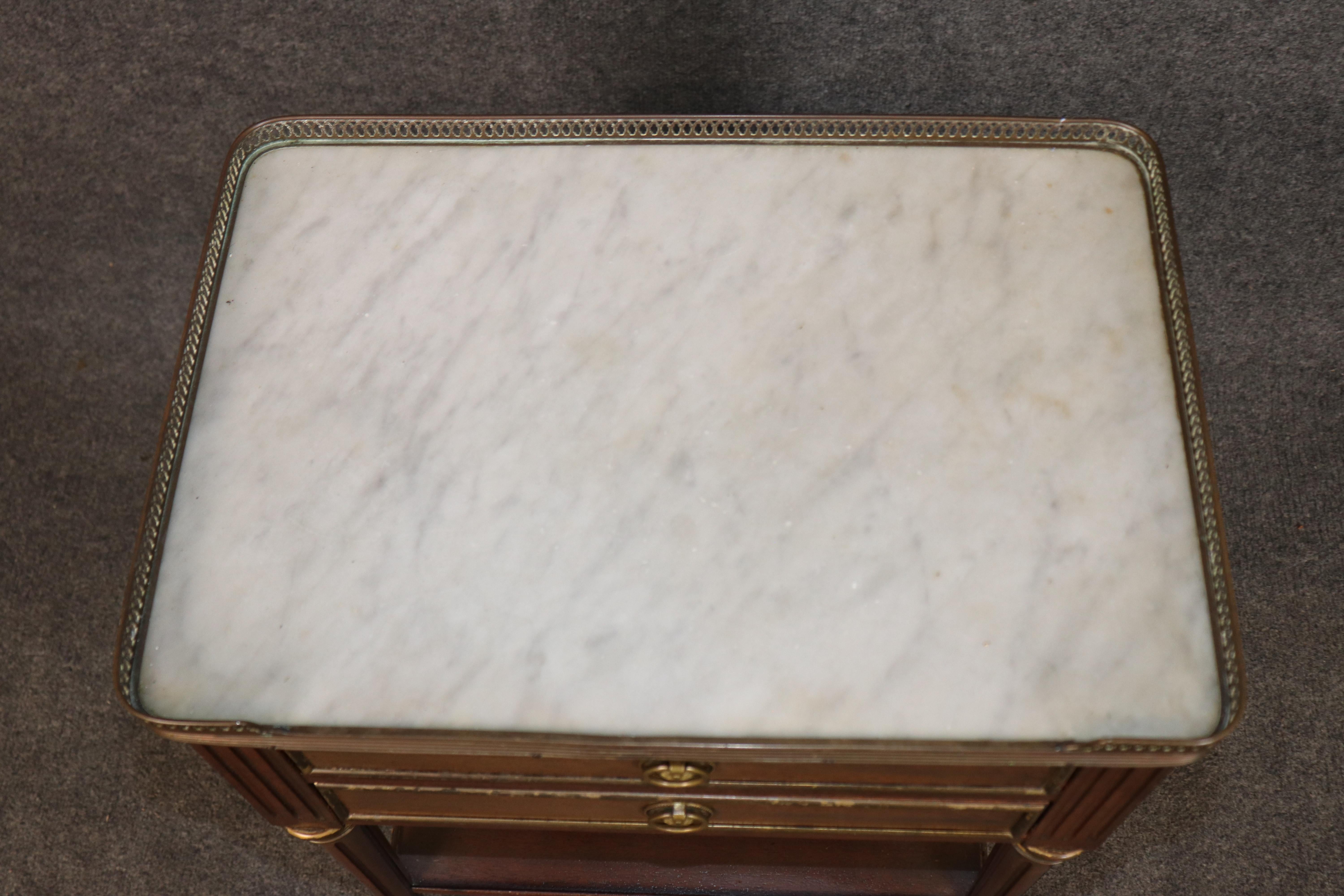 Tavolo da notte francese Luigi XVI con piano in marmo e finiture in ottone, consumato nel tempo in vendita 1