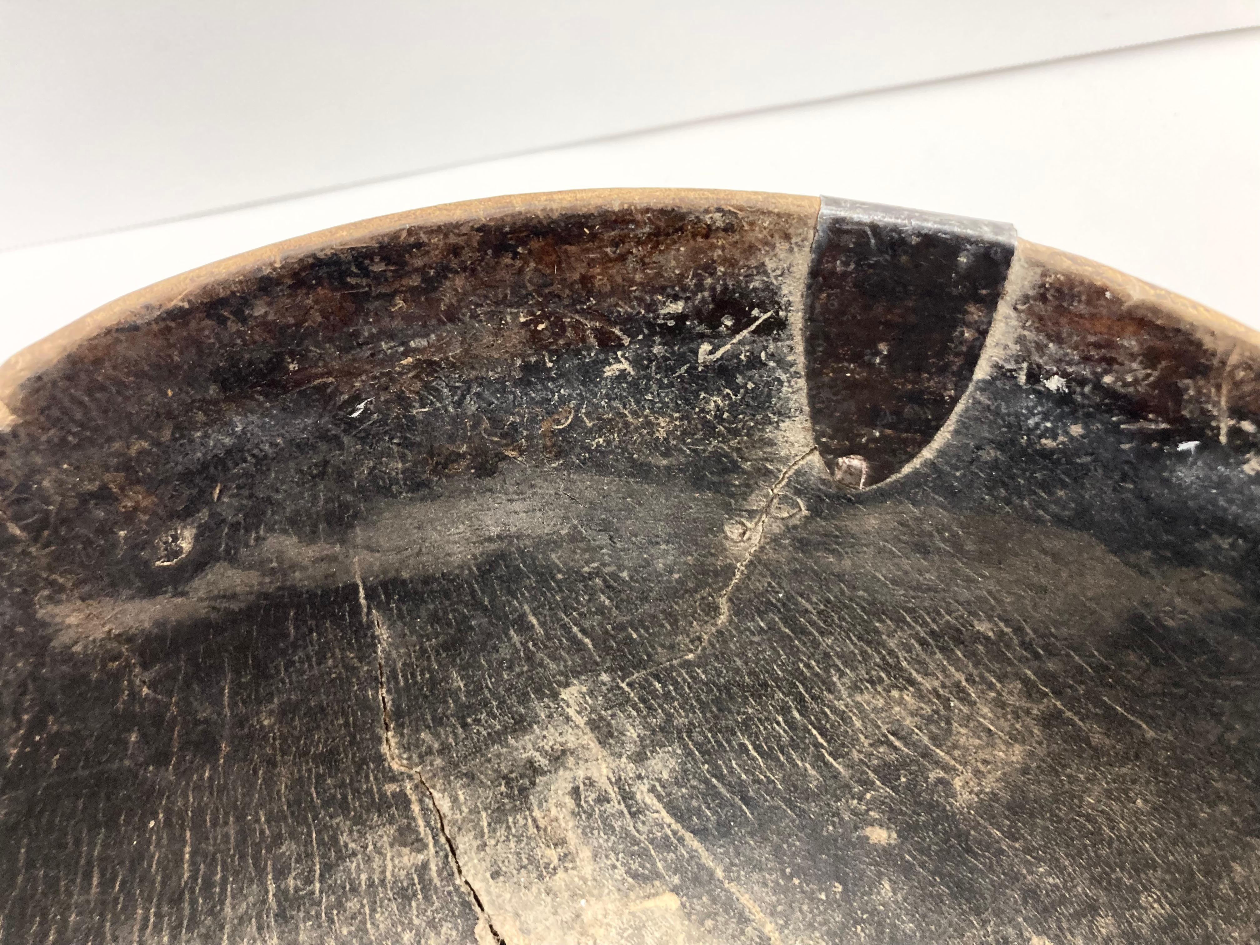 Tribale Ciotola africana utilitaria usurata dal tempo con riparazioni in metallo in vendita