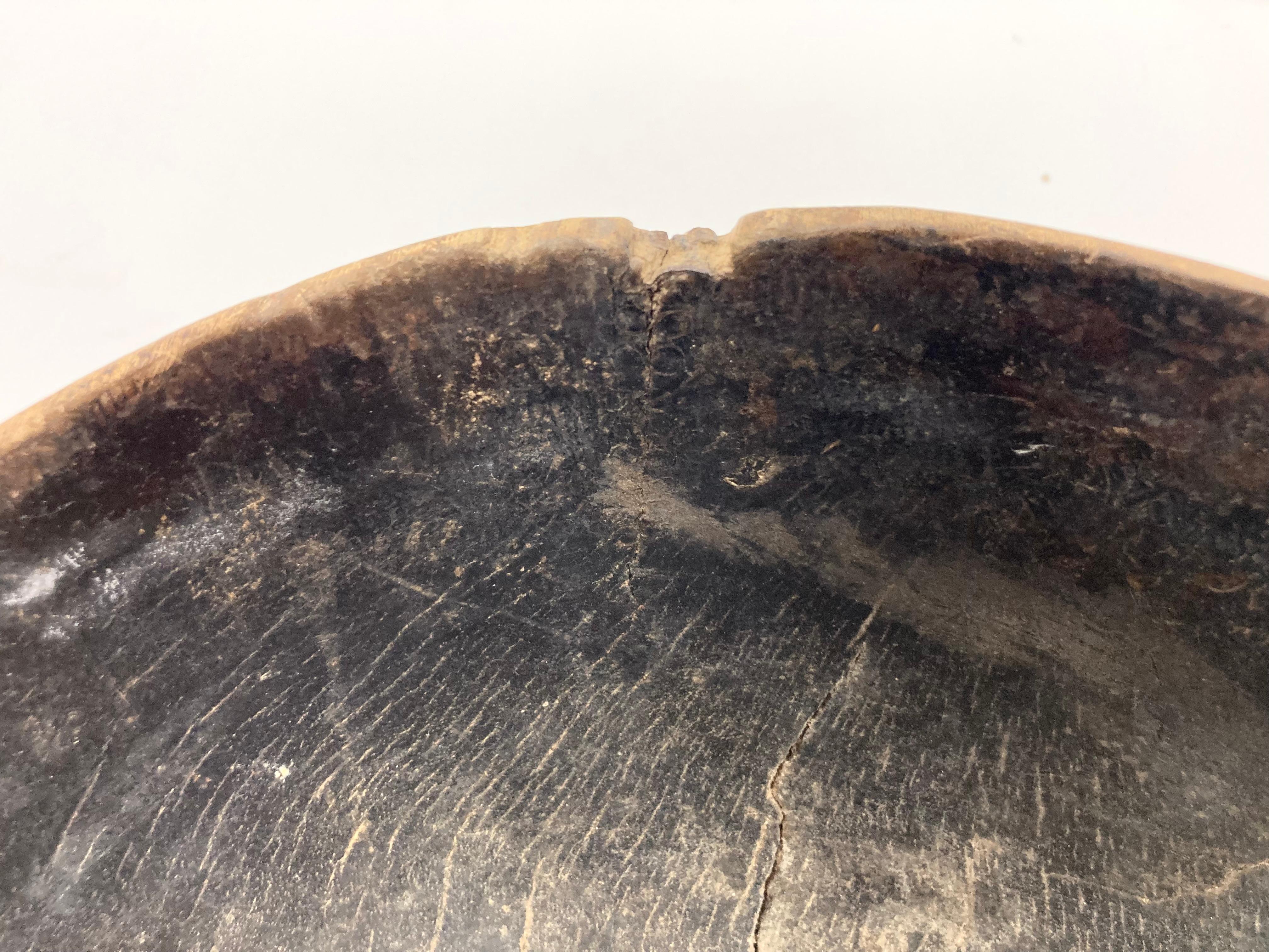 Intagliato a mano Ciotola africana utilitaria usurata dal tempo con riparazioni in metallo in vendita