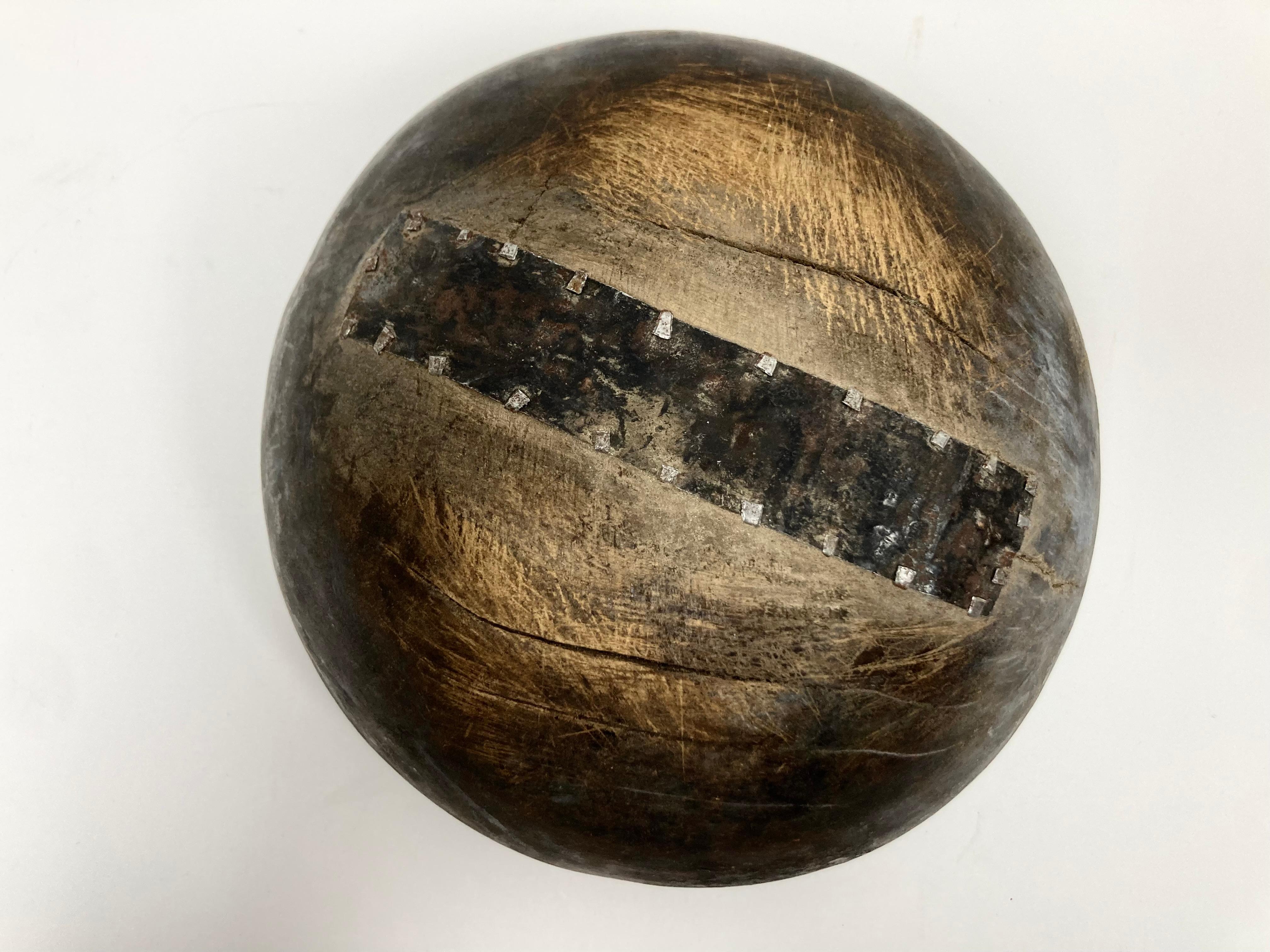 XX secolo Ciotola africana utilitaria usurata dal tempo con riparazioni in metallo in vendita