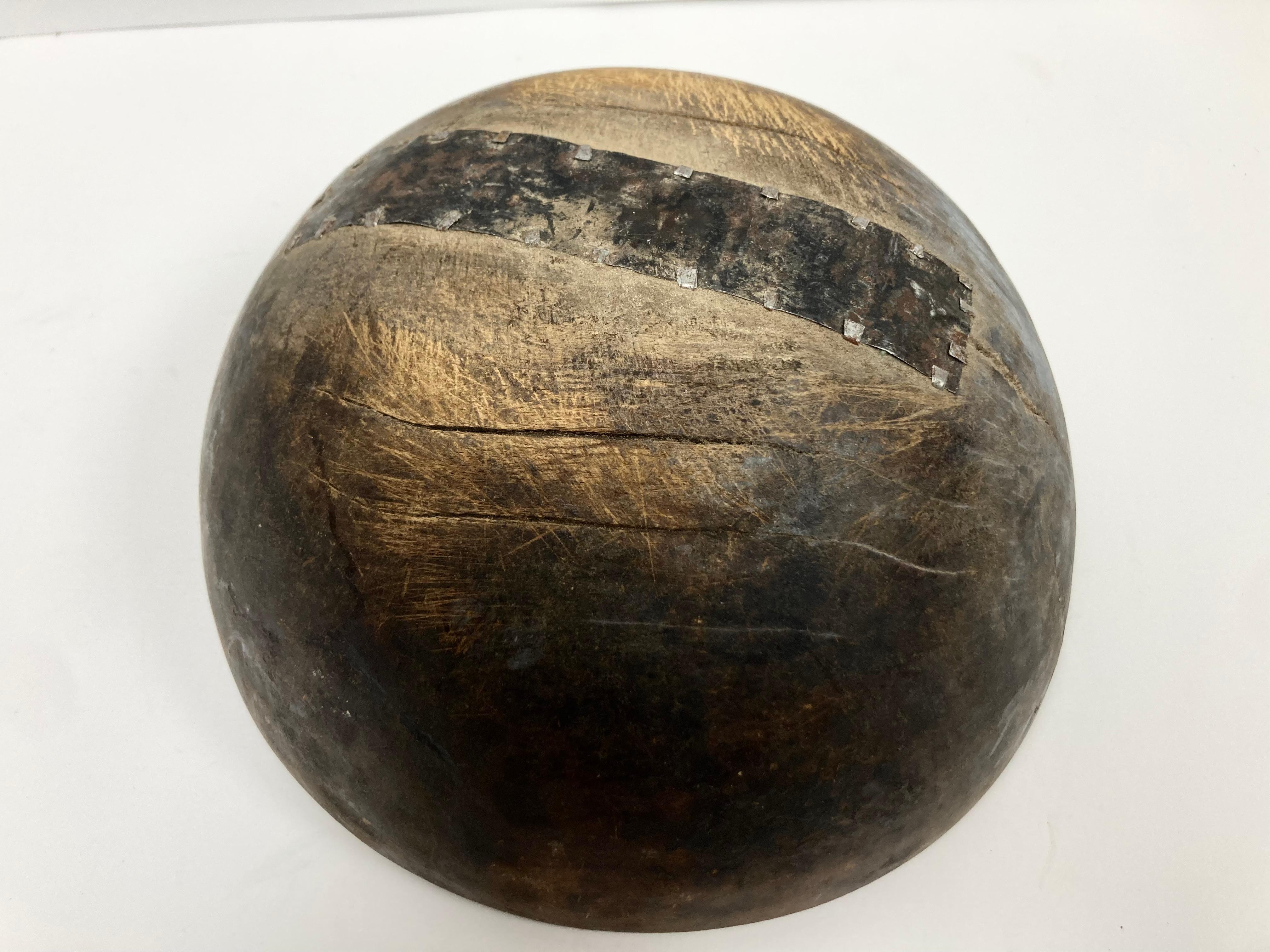 Legno Ciotola africana utilitaria usurata dal tempo con riparazioni in metallo in vendita