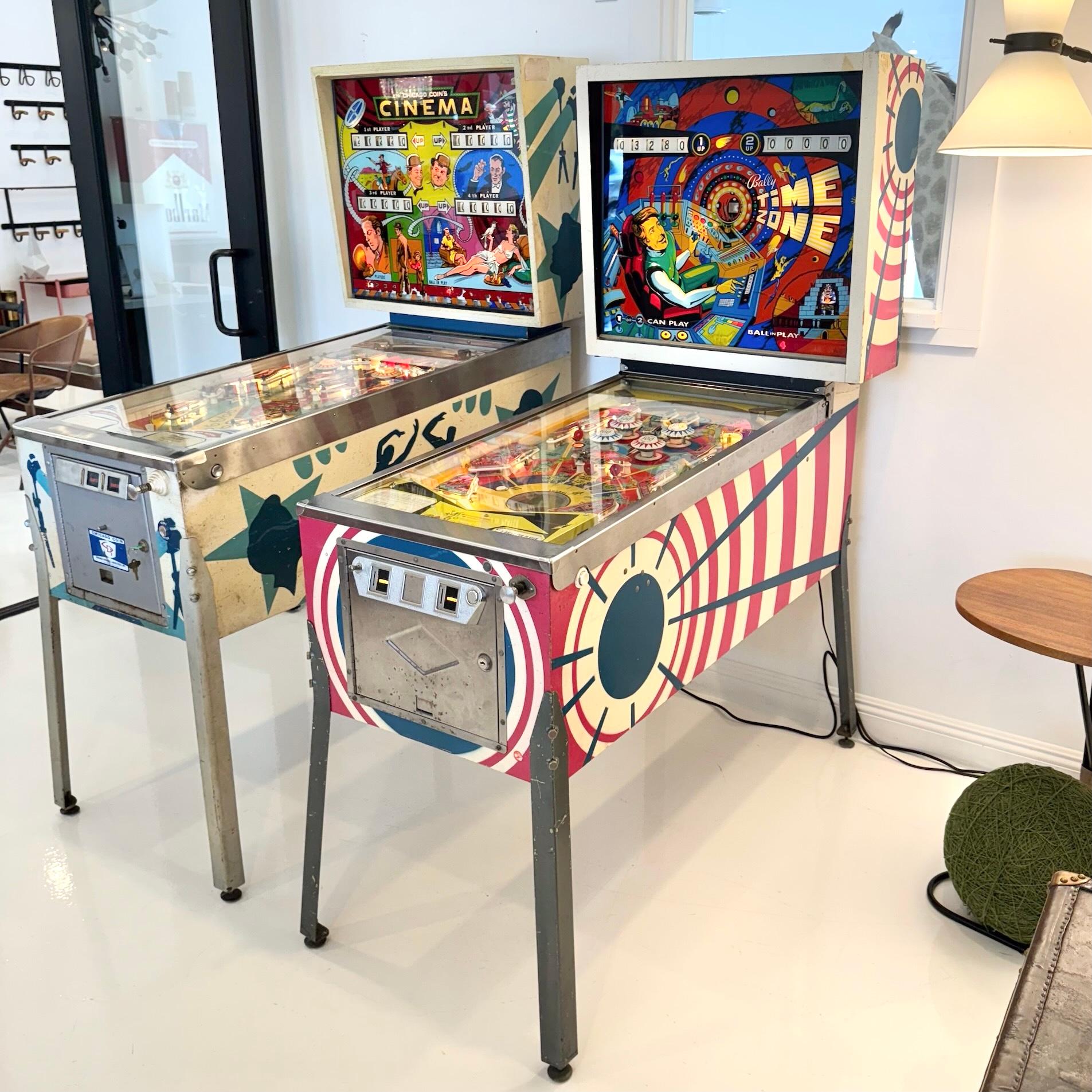 Flipper Vintage 'TIME ZONE' de 1972. Fabriqué par Bally Manufacturing Corporation et conçu par Jim Patla. En excellent état de fonctionnement. Des images et des sons superbes. Le jeu est extrêmement rapide et très amusant. Ce jeu comprend des