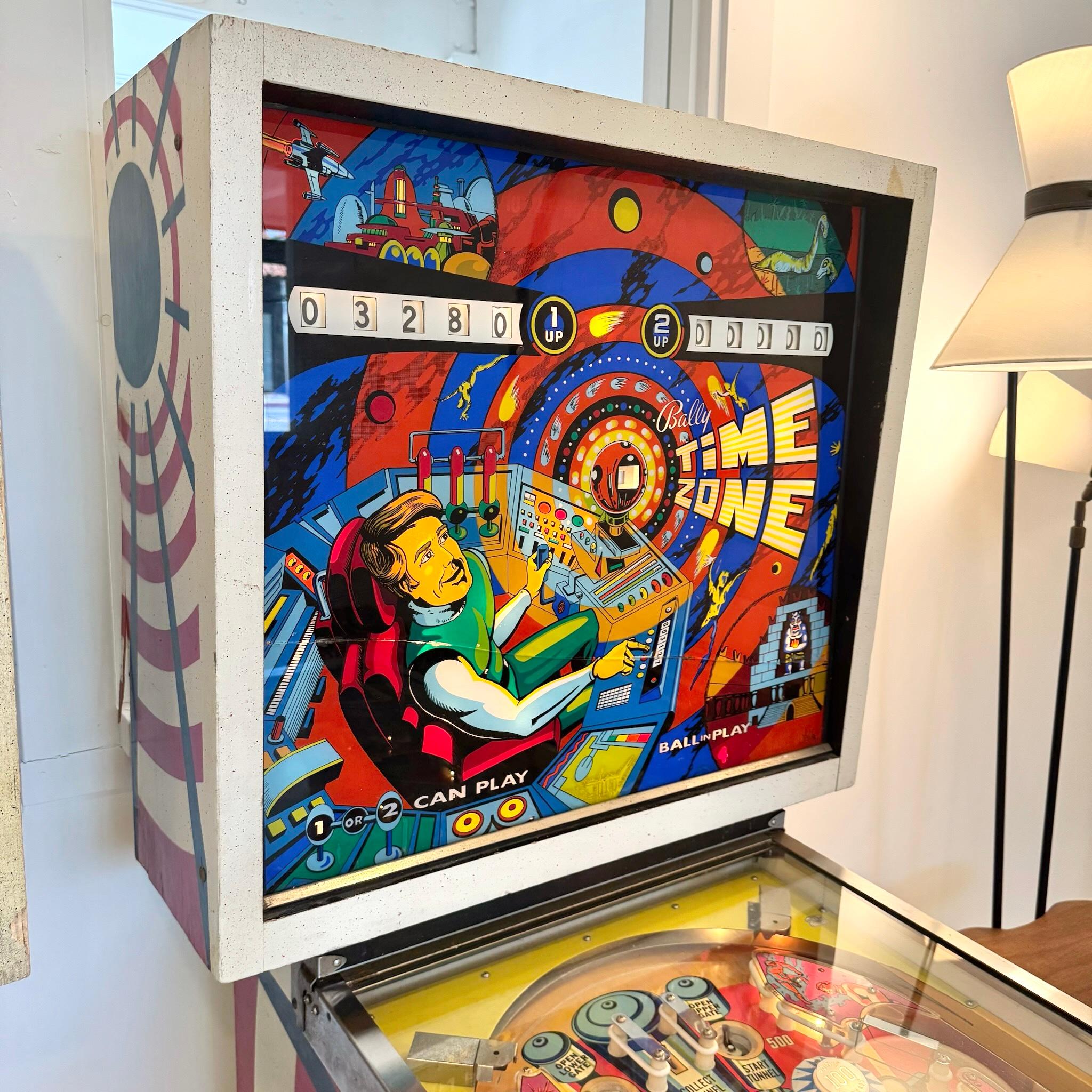 Peint à la main Jeu de pinball dans le fuseau horaire, 1972, États-Unis en vente