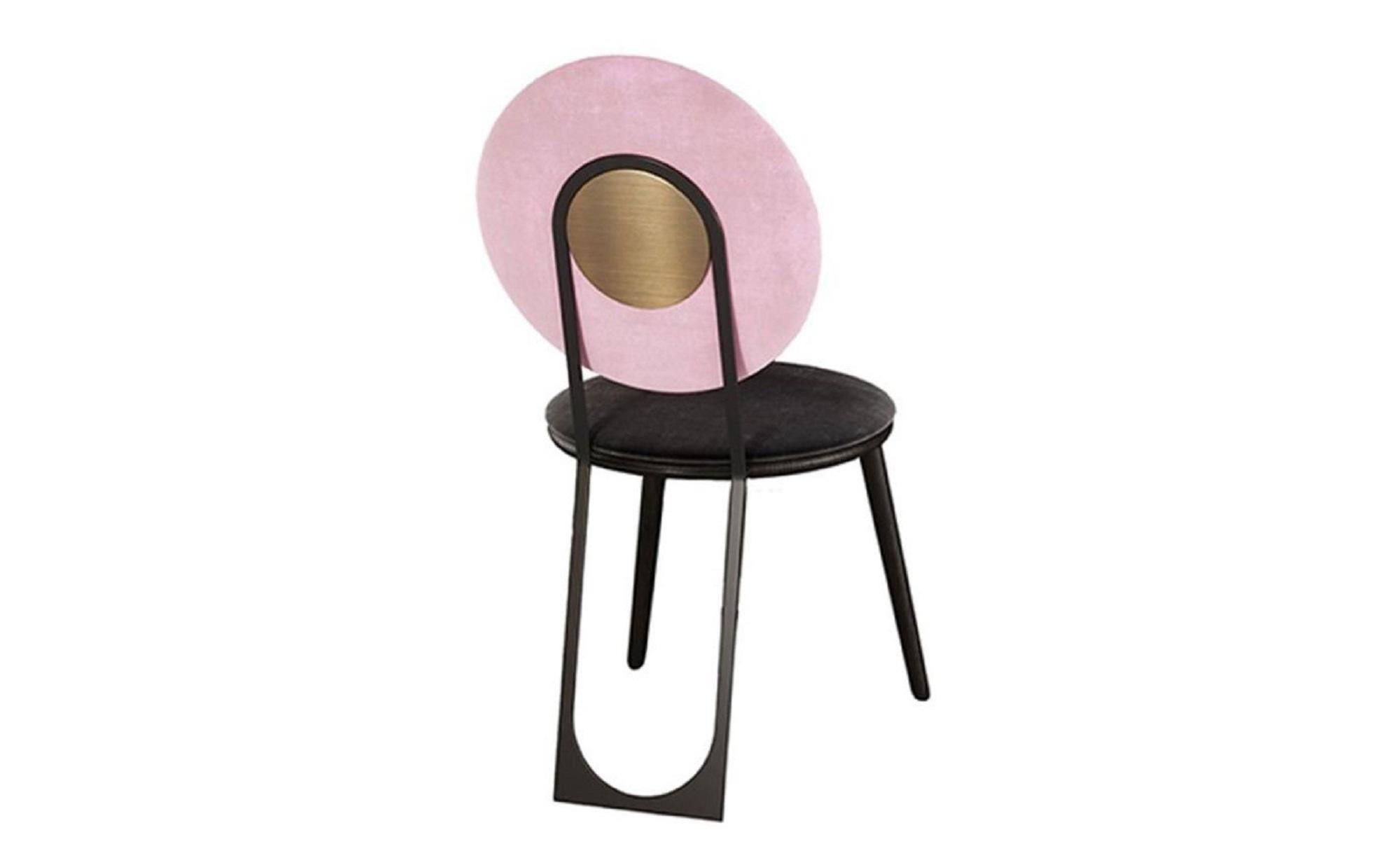 La chaise Timea, conçue par Elena Salmistraro pour Emmemobili, est une pièce raffinée qui fusionne esthétique et philosophie. Inspiré par le 