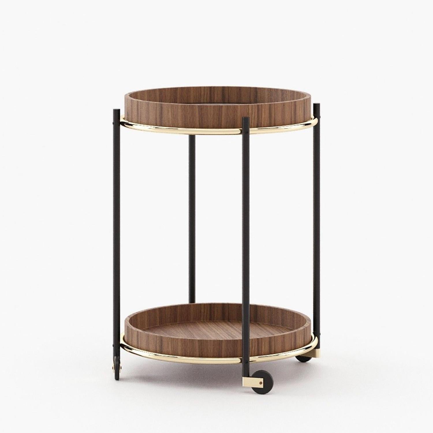 Table d'appoint Timea avec structure supérieure en noyer
finition mat avec plateau en verre clair et avec plateau en bois descendant 
structure en noyer mat avec plateau en noyer mat. Avec
pieds en acier inoxydable noirci et 4 roulettes amovibles et