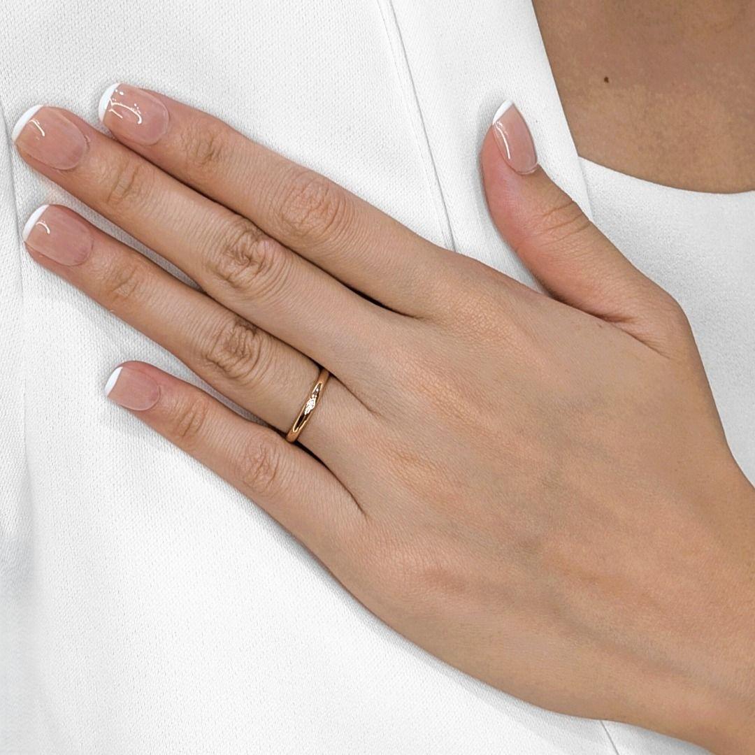 Un sussurro di lusso, questo anello Cartier incarna una sobria eleganza con un singolo diamante rotondo brillante da 0,02 carati (colore G, purezza VS) incastonato in un radioso oro giallo 18 carati. Lo scintillio del diamante è un dettaglio sottile