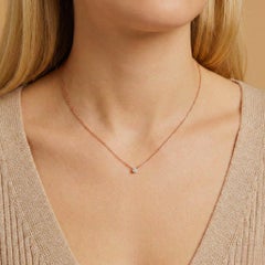Collana senza tempo con solitario di diamanti naturali da 0,09 carati in oro rosa 18 carati