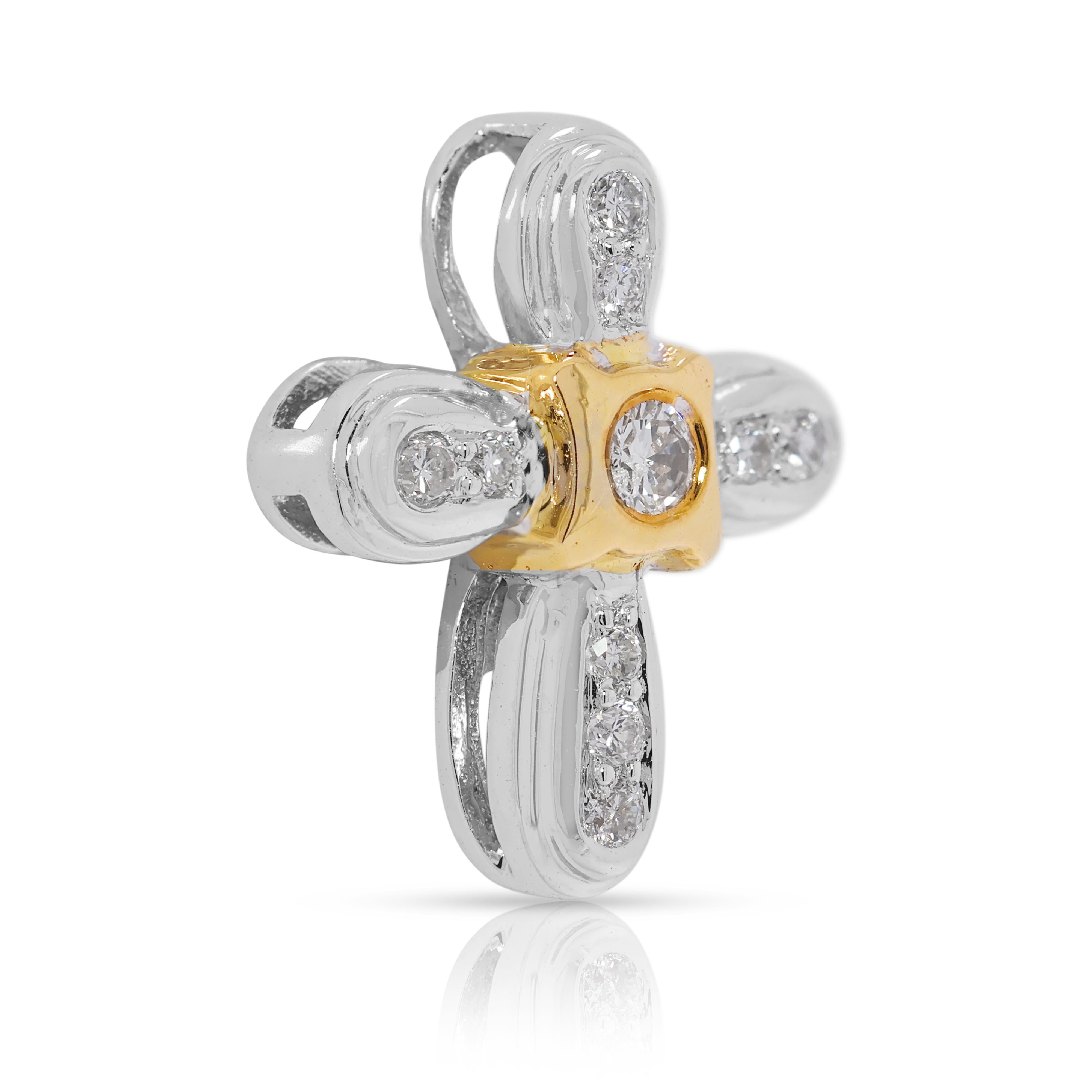 La grâce rencontre la dévotion dans ce pendentif en forme de croix finement ouvragé, où les diamants et l'or s'unissent en parfaite harmonie. Un total de 10 diamants naturels ronds de taille brillant (0,12ct, couleur H, pureté VS) scintillent à