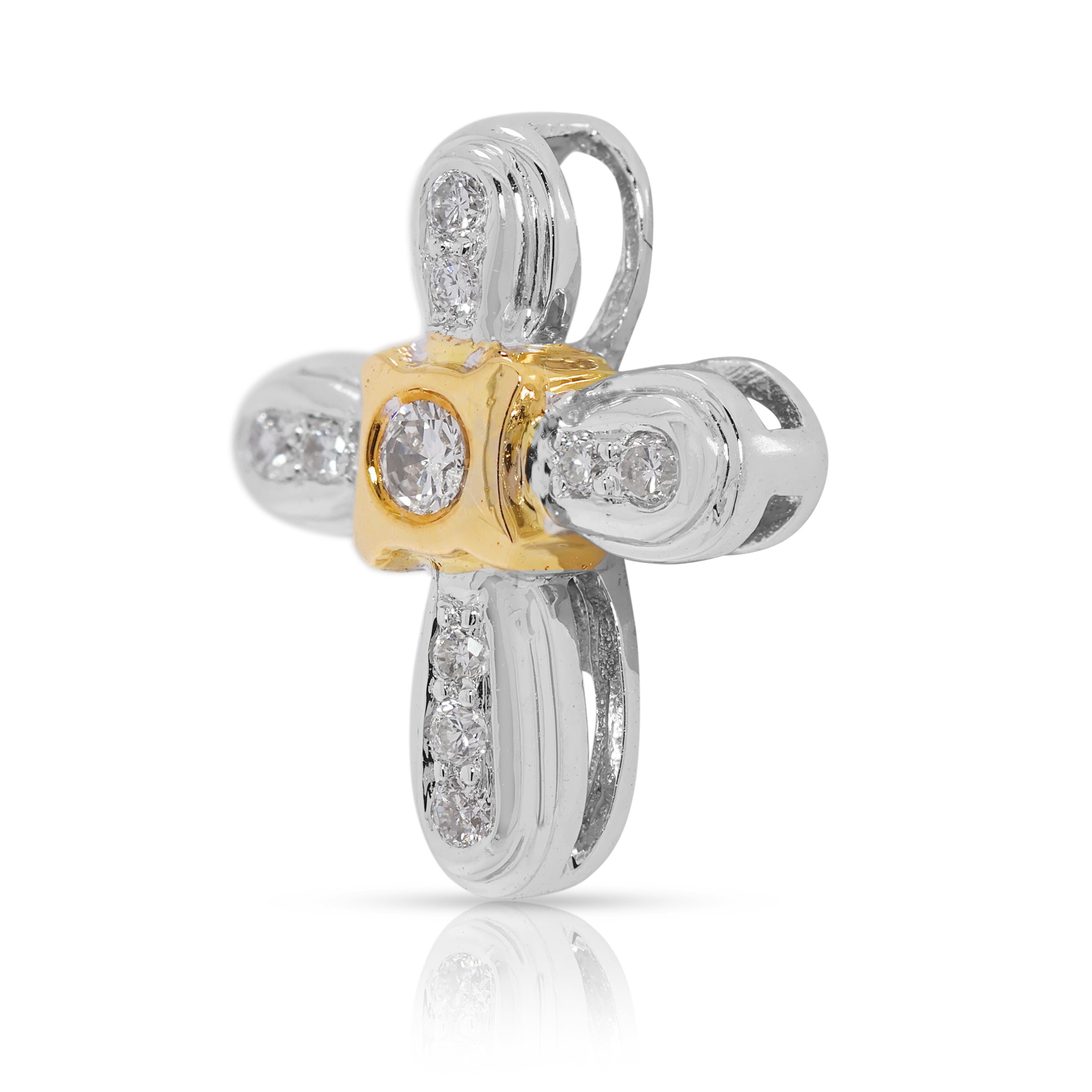 Taille ronde Pendentif croix intemporel en or bicolore 18 carats avec diamant naturel de 0,12 carats en vente