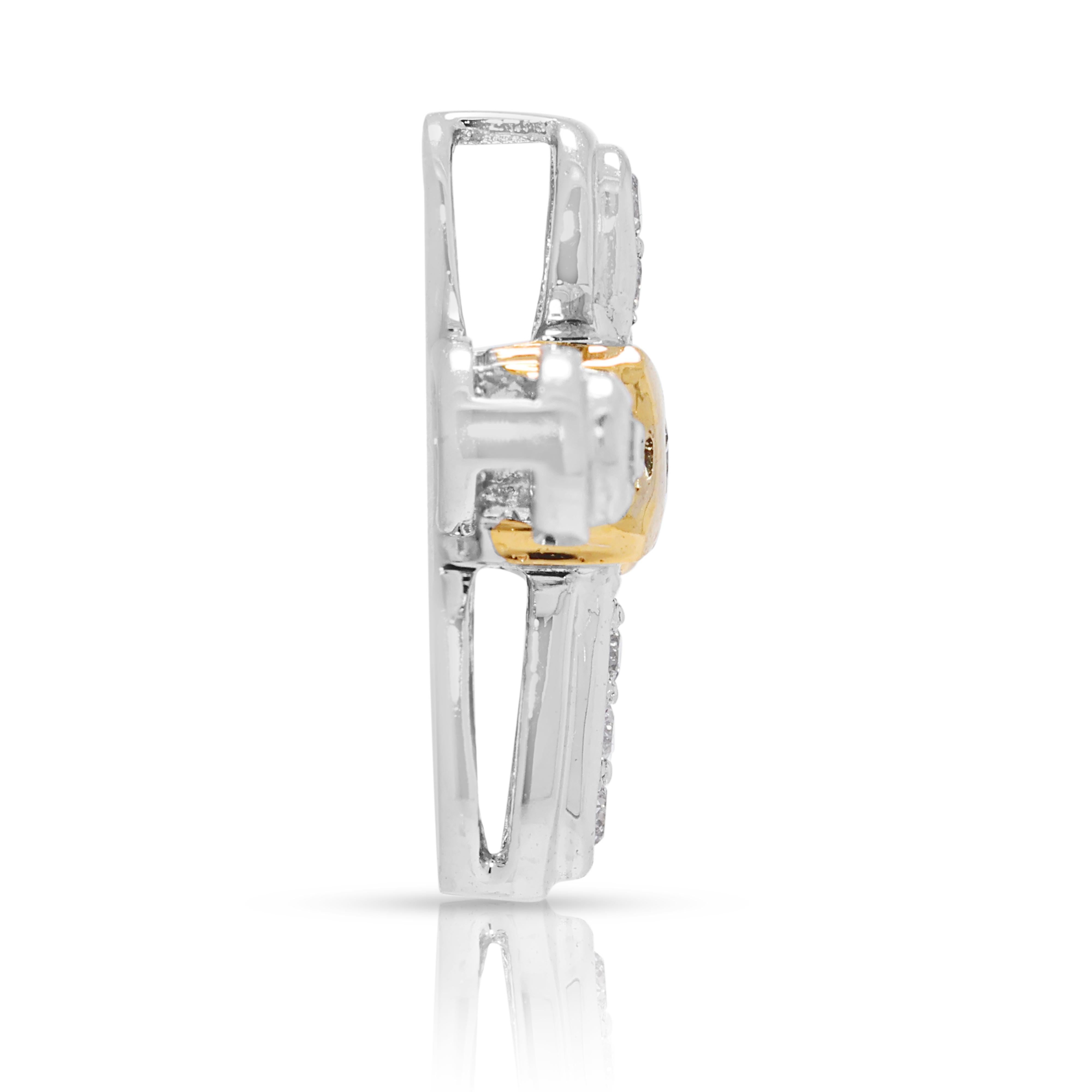 Pendentif croix intemporel en or bicolore 18 carats avec diamant naturel de 0,12 carats Excellent état - En vente à רמת גן, IL