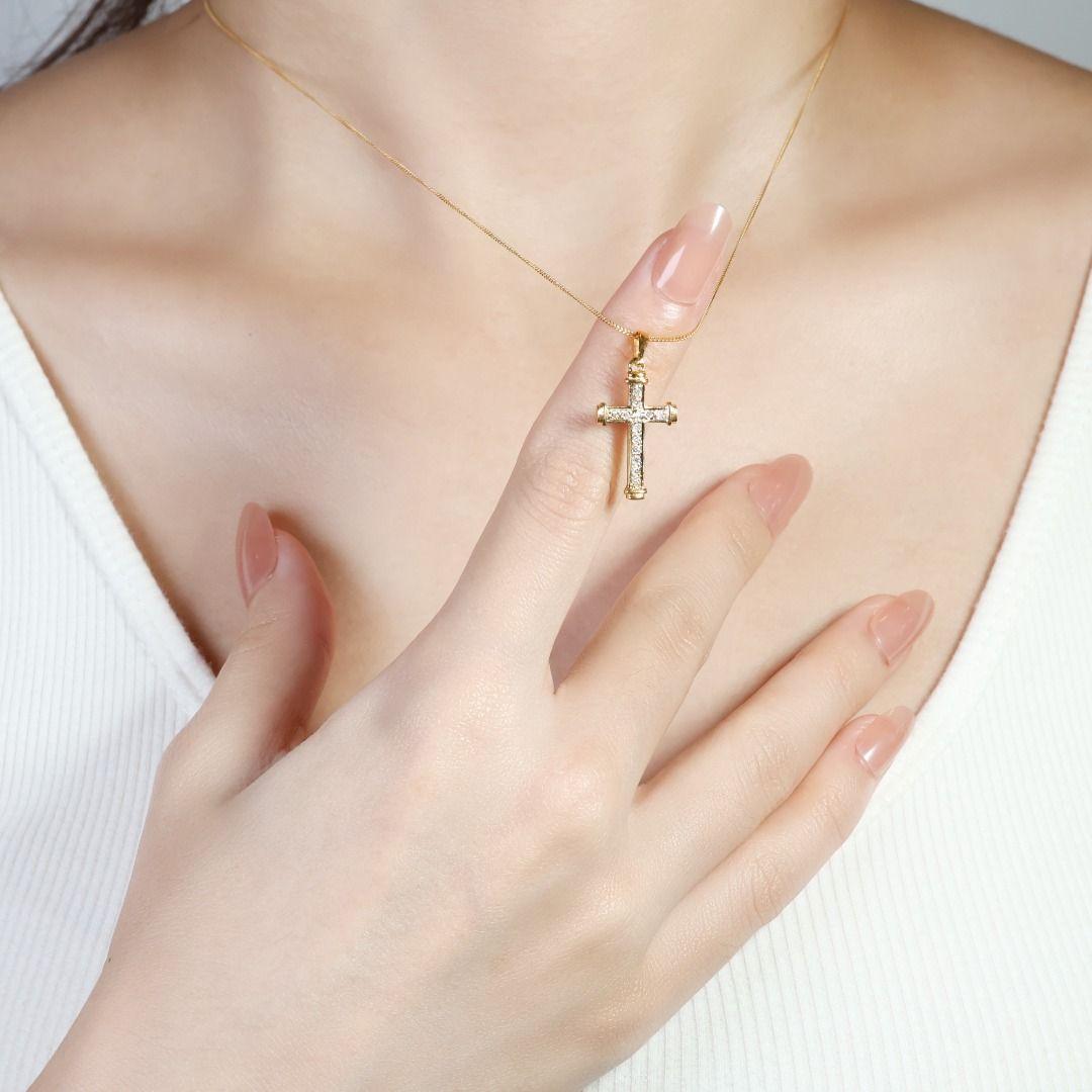 Timeless Pendentif cruciforme en or jaune 9K serti de 0,14 carats de diamants - (Chaîne incluse) en vente 3
