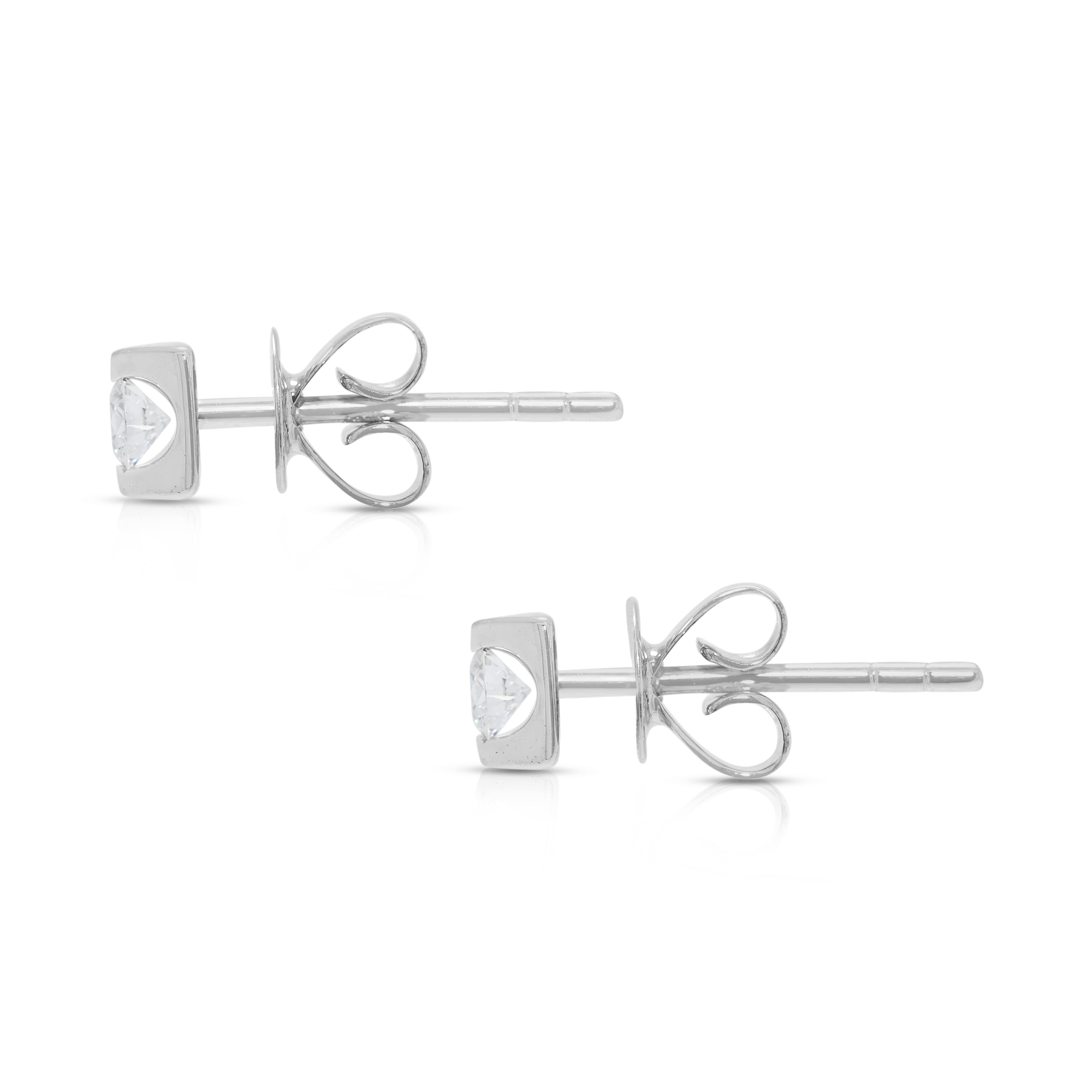 Donna Timeless 0.1ct Natural Diamond Stud Earrings in 18K White Gold in vendita