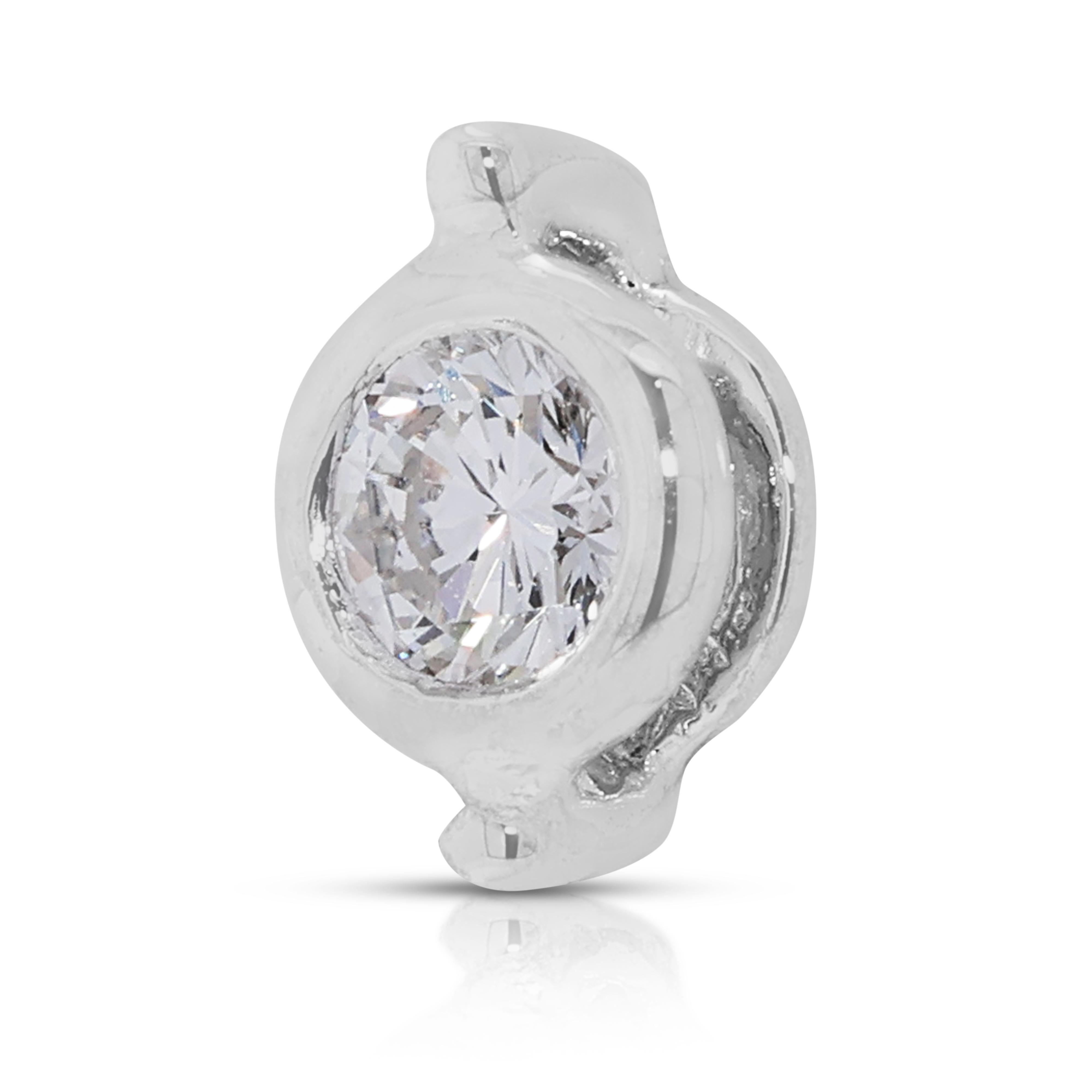 Pendentif intemporel en or blanc 18 carats avec solitaire en diamant naturel de 0,20 carats Excellent état à רמת גן, IL