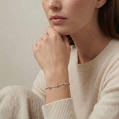 Brazalete intemporal con estación de diamantes naturales de 0,21 ct en oro blanco de 18 quilates