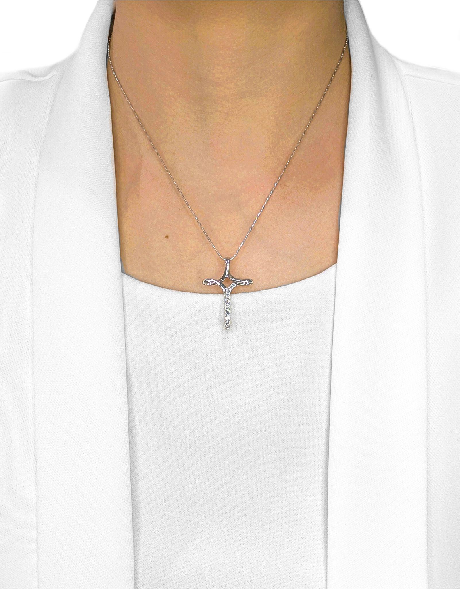Élégant et contemporain, ce pendentif en or blanc 18 carats est orné de 11 diamants naturels ronds et brillants, totalisant 0,22 carats. Avec leur couleur H et leur pureté VS, les diamants ajoutent un éclat raffiné au design moderne et épuré de la