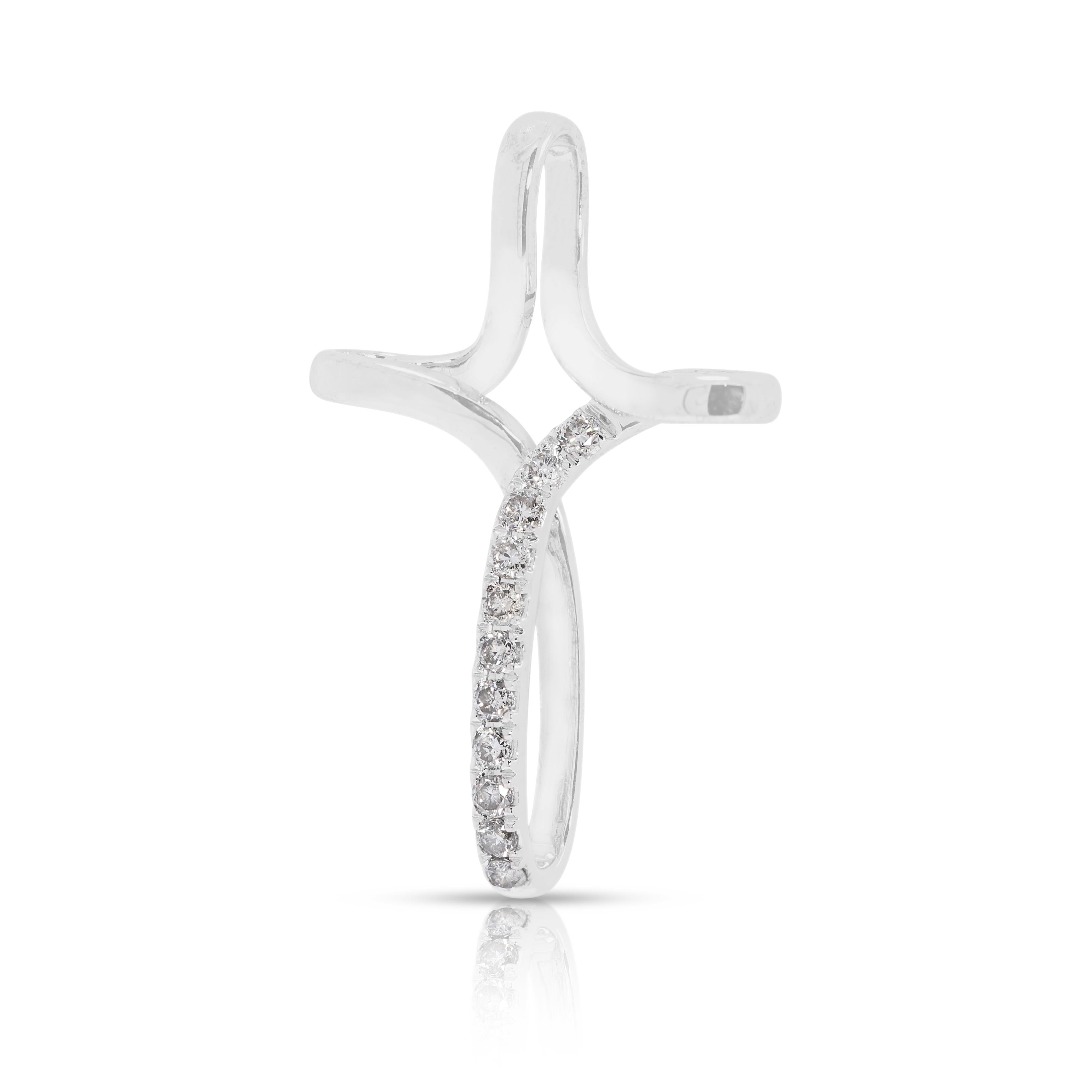 Pendentif croix intemporel en or blanc 18 carats avec diamant naturel de 0,22 carats Excellent état - En vente à רמת גן, IL