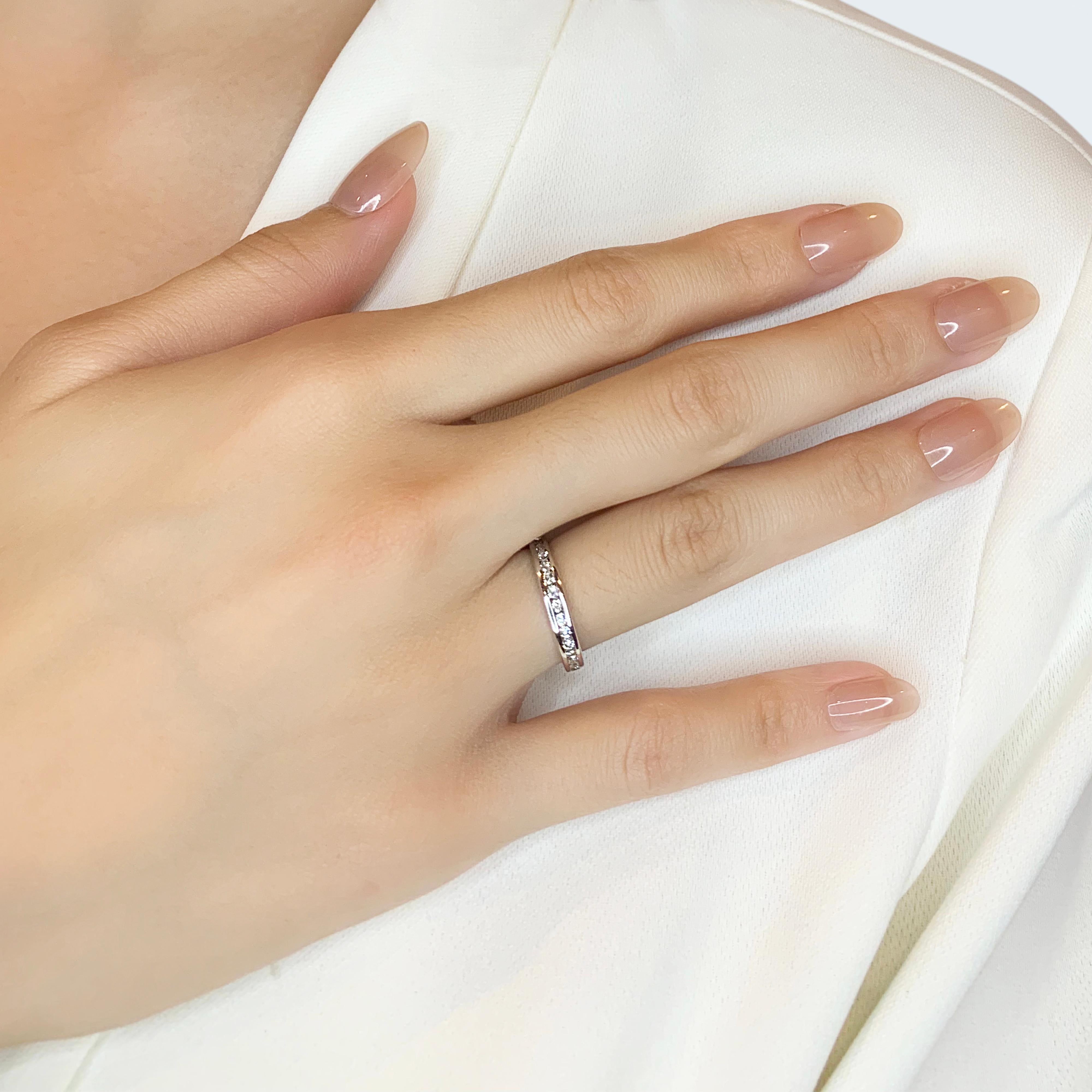 Rehaussez votre élégance avec cette exquise bague en or blanc 18 carats, ornée de 14 diamants naturels ronds et brillants d'un poids total en carats de 0,22 ct. Chaque diamant présente un grade de couleur H et une pureté VS, garantissant un éclat