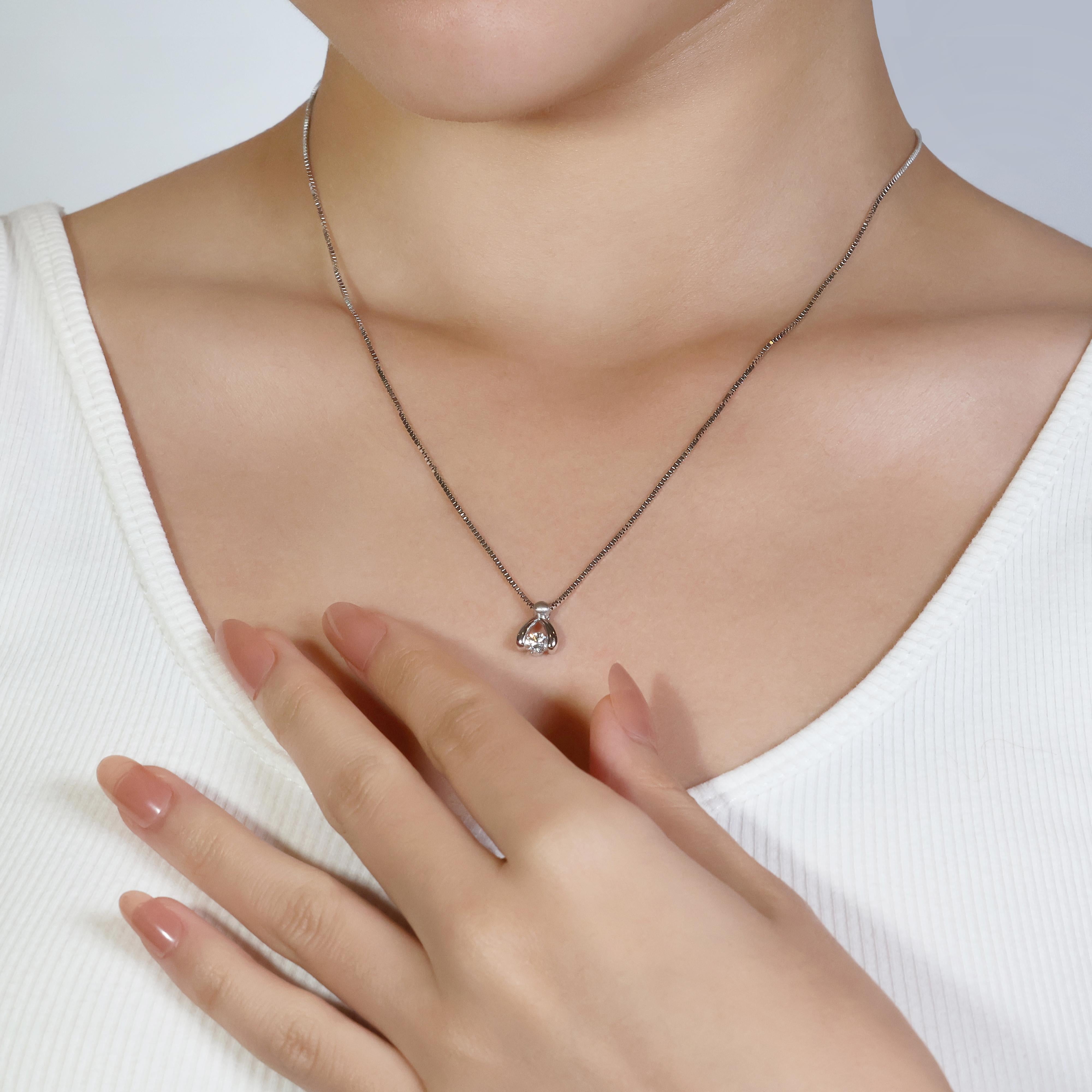 Ciondolo senza tempo con diamante da 0,24 carati in oro bianco 18 carati - (Catena non inclusa) in vendita 2