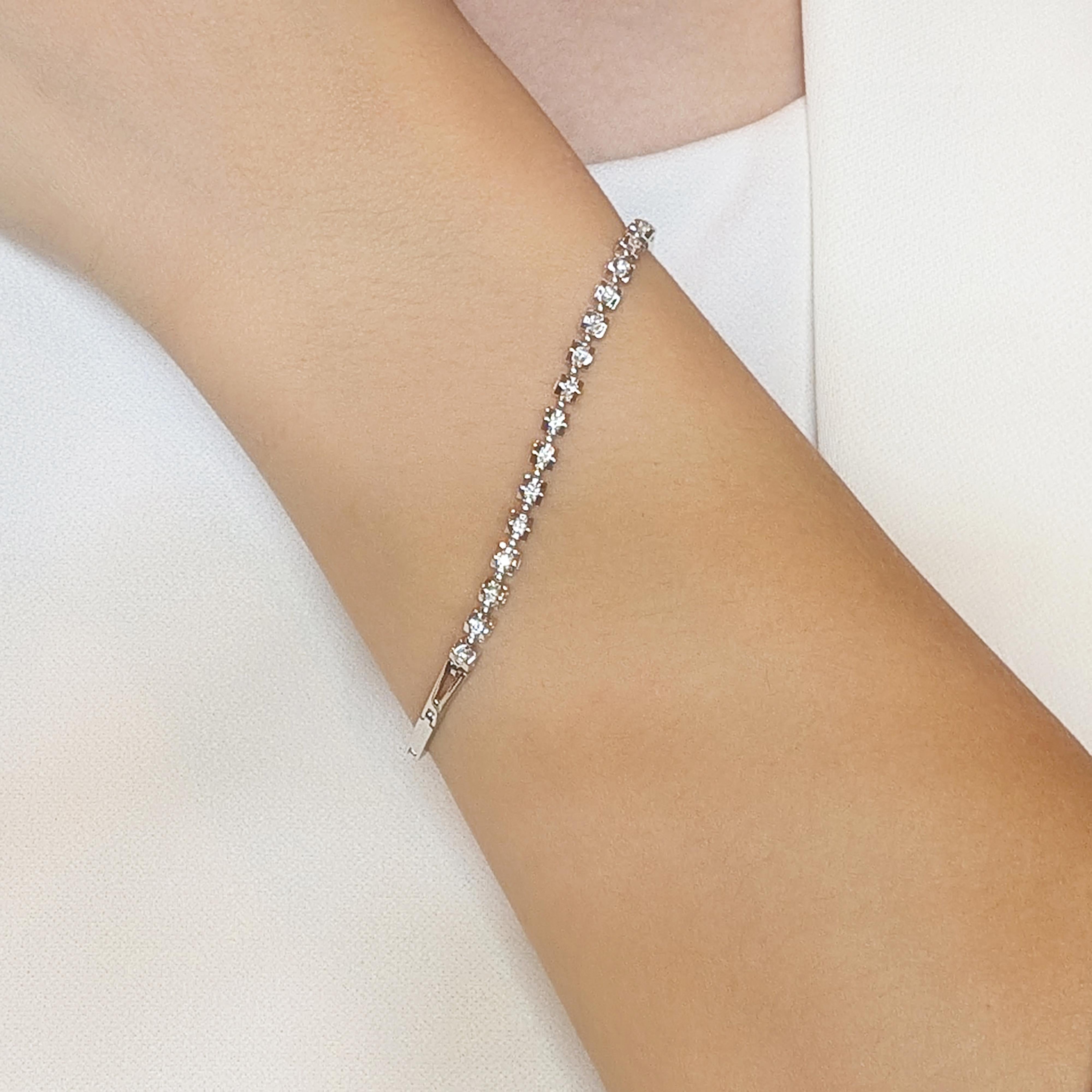 Realza tu elegancia con esta impresionante pulsera, que incluye 16 diamantes naturales brillantes redondos con un peso total en quilates de 0,24 quilates. Los diamantes, de color G y claridad SI, brillan maravillosamente en el pulido engaste de oro