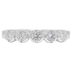 Bague intemporelle à cinq pierres en or blanc 18 carats et diamant naturel de 0,25 carats