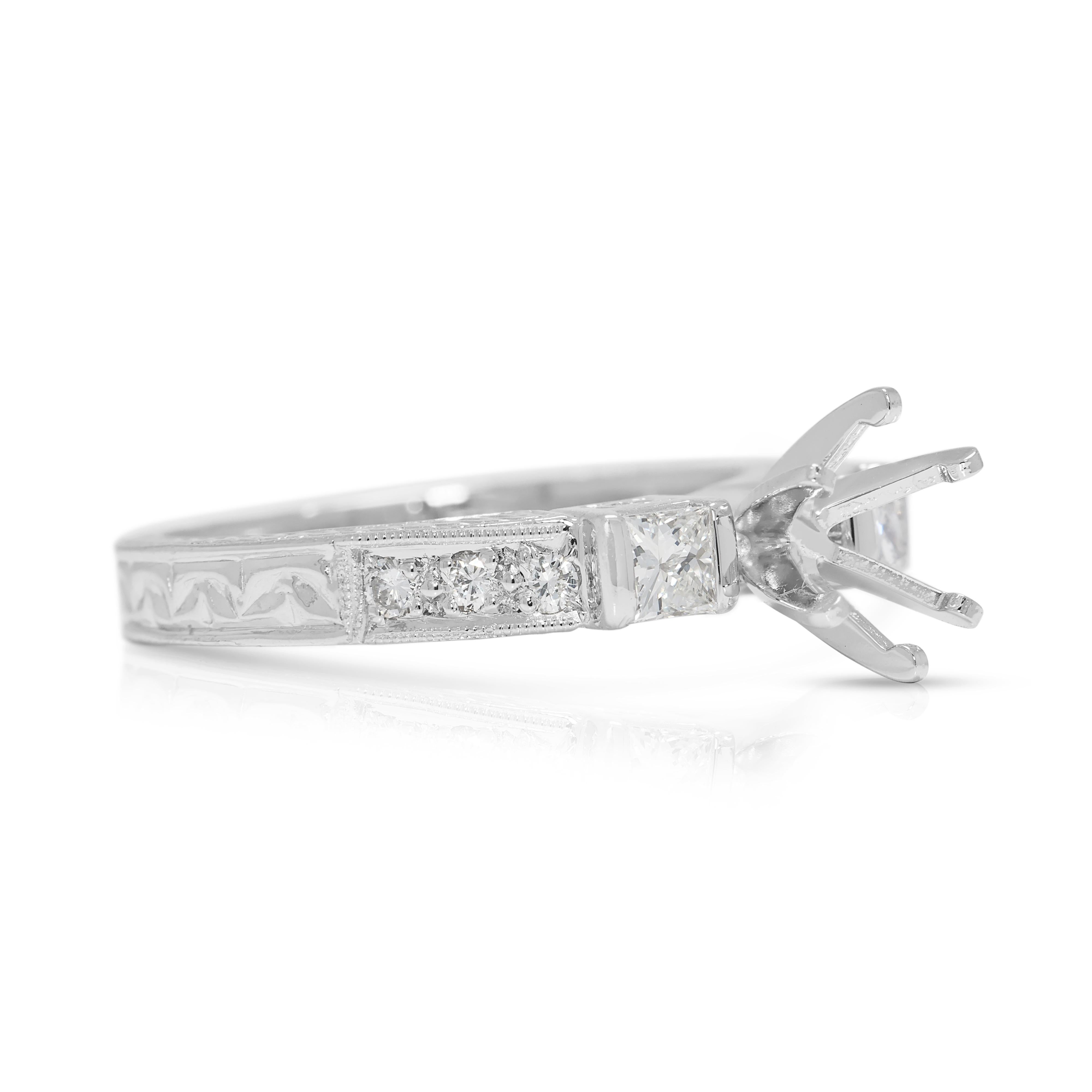Este sofisticado engaste de anillo de platino está diseñado para albergar tu piedra central perfecta, a la vez que exhibe un brillo intemporal. Presenta dos diamantes talla princesa (0,16 ct) engastados con gracia a cada lado, complementados por