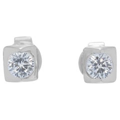 Boucles d
oreilles intemporelles en or blanc 18 carats avec 0,26 ct de diamant