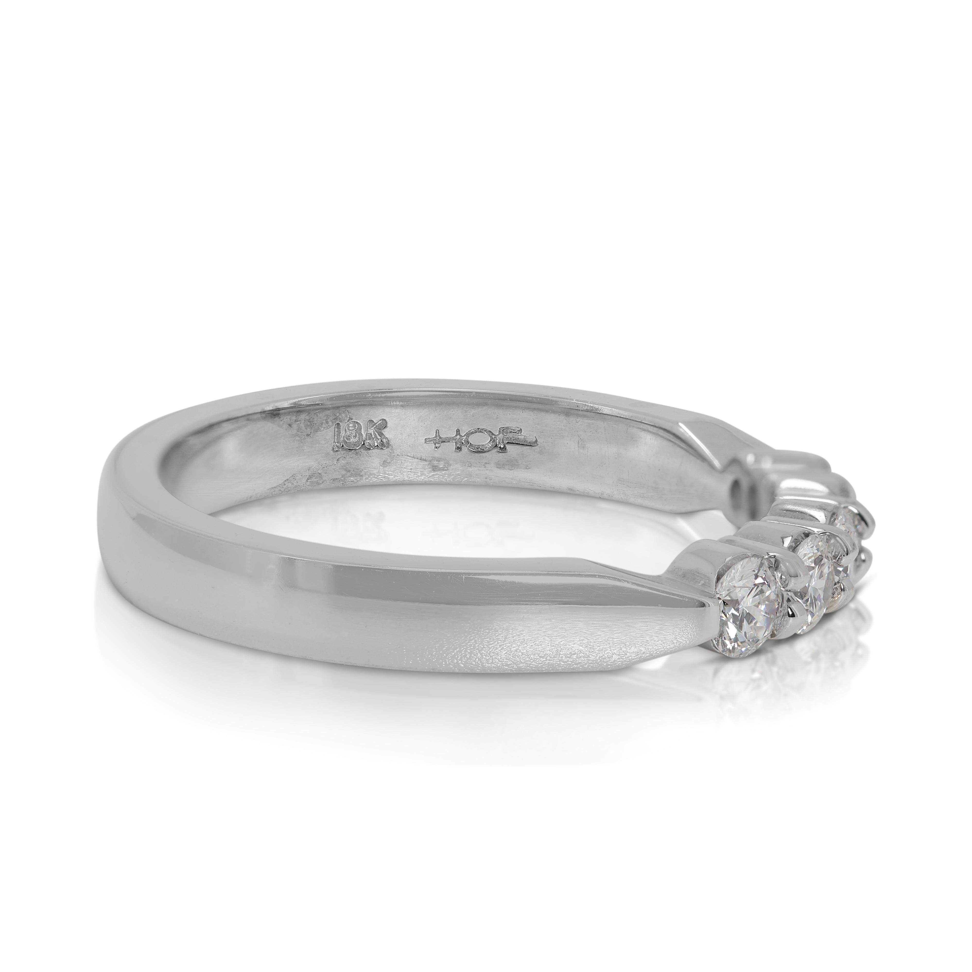 Timeless 0.27ct Natural Diamond Five-Stone Ring in 18K White Gold In Excellent Condition For Sale In רמת גן, IL