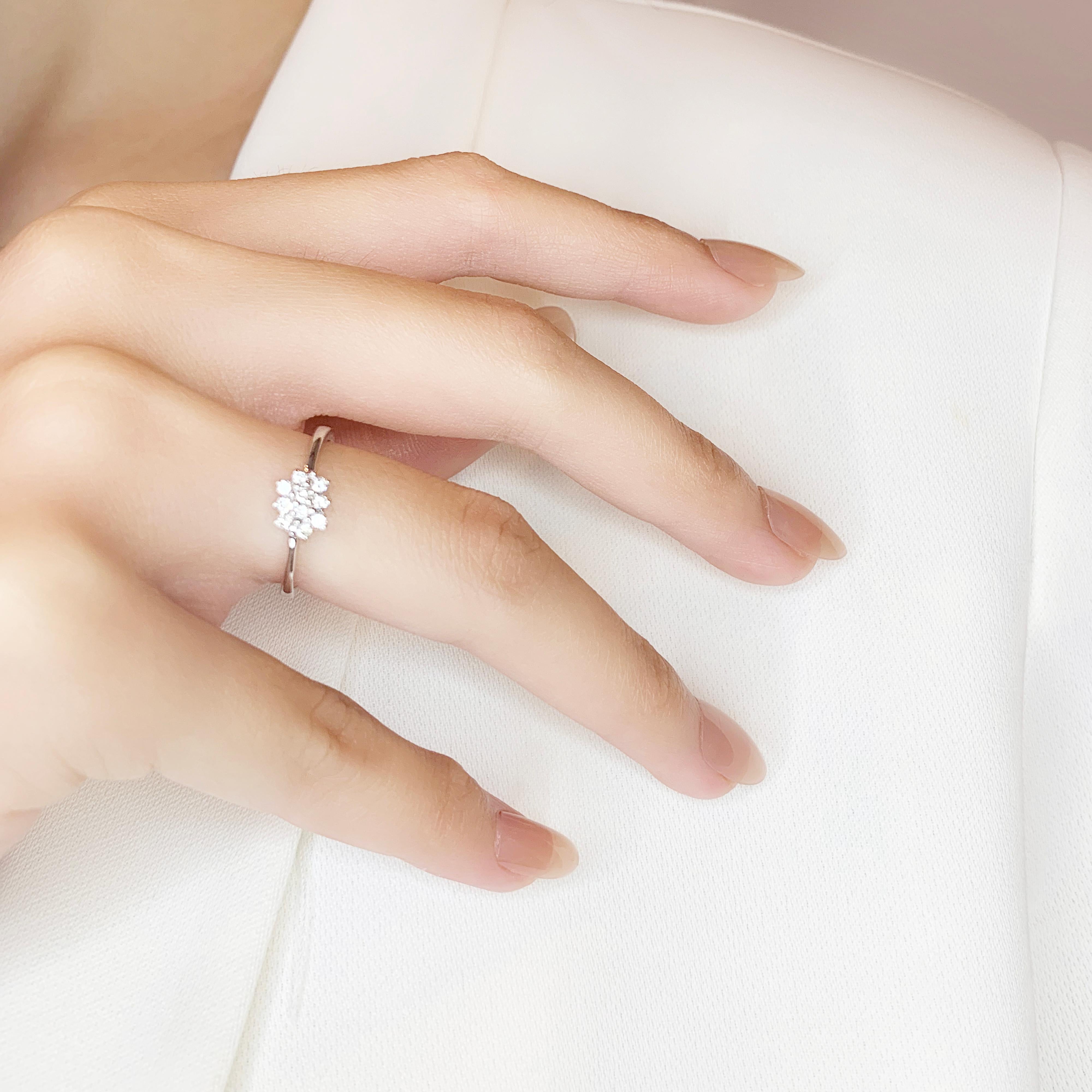 Unterstreichen Sie Ihren Stil mit diesem raffinierten Ring aus luxuriösem 18-karätigem Weißgold. Dieses exquisite Stück verfügt über 10 runde Brillanten mit einem Gesamtkaratgewicht von 0,2 ct, von denen jeder den Farbgrad H und die Reinheit VS