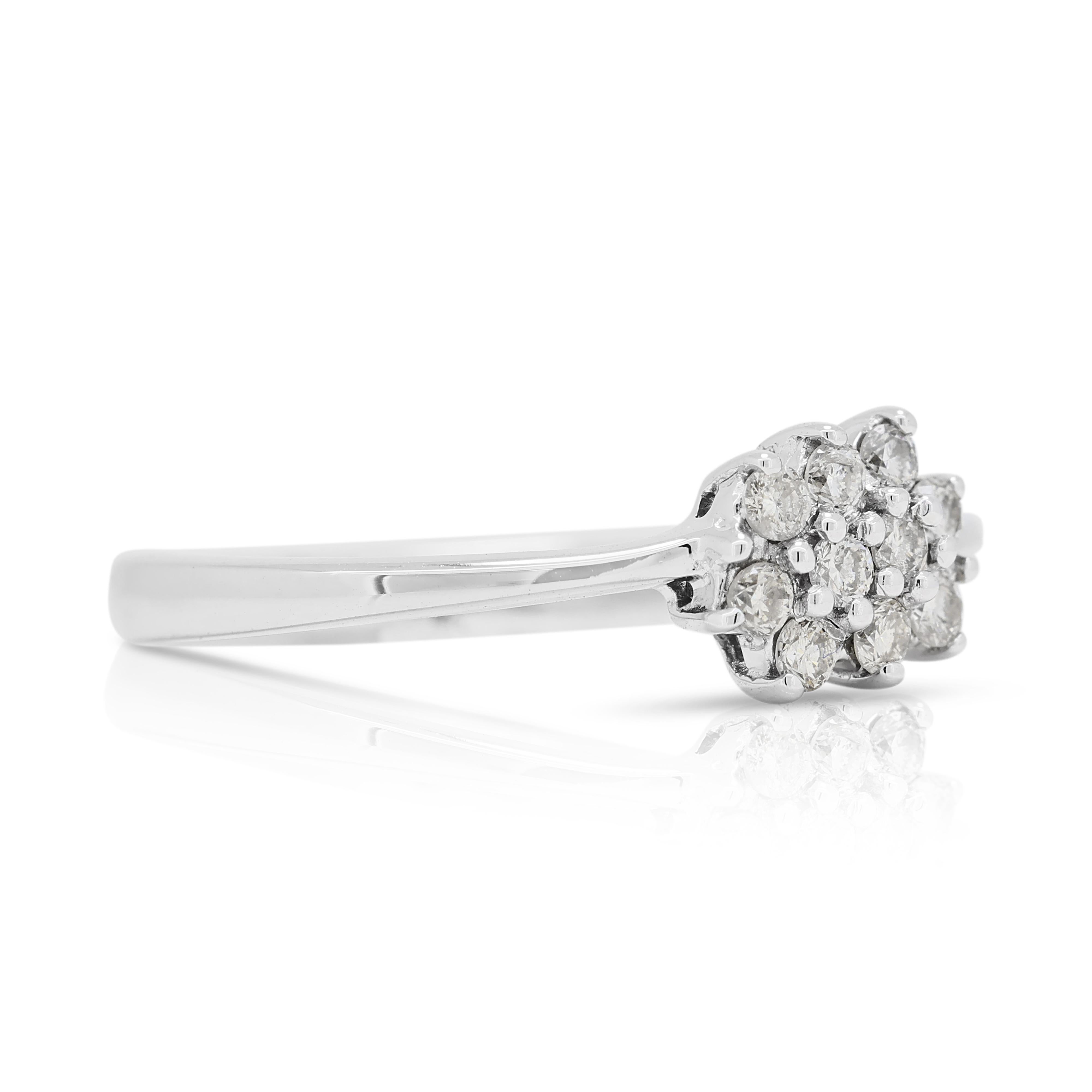 Timeless 0,2ct Diamanten Cluster Ring in 18K Weißgold (Rundschliff) im Angebot