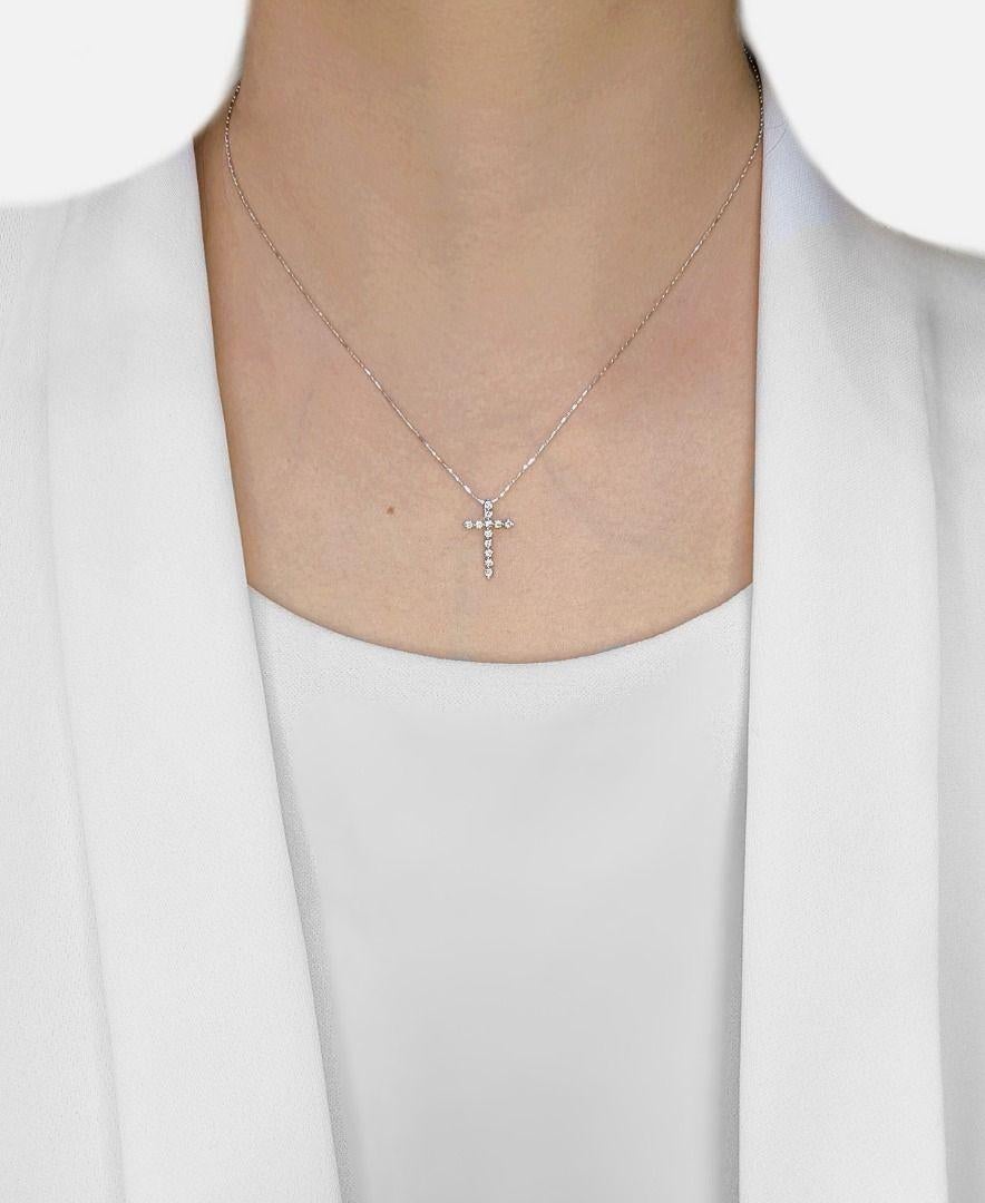 A symbol of faith and elegance, this Lee Hwa cross pendant is adorned with 12 natural diamonds, totaling 0.2 carats of brilliance. Each round brilliant-cut diamond, with its F-G color grade and VS clarity, radiates a refined sparkle against the