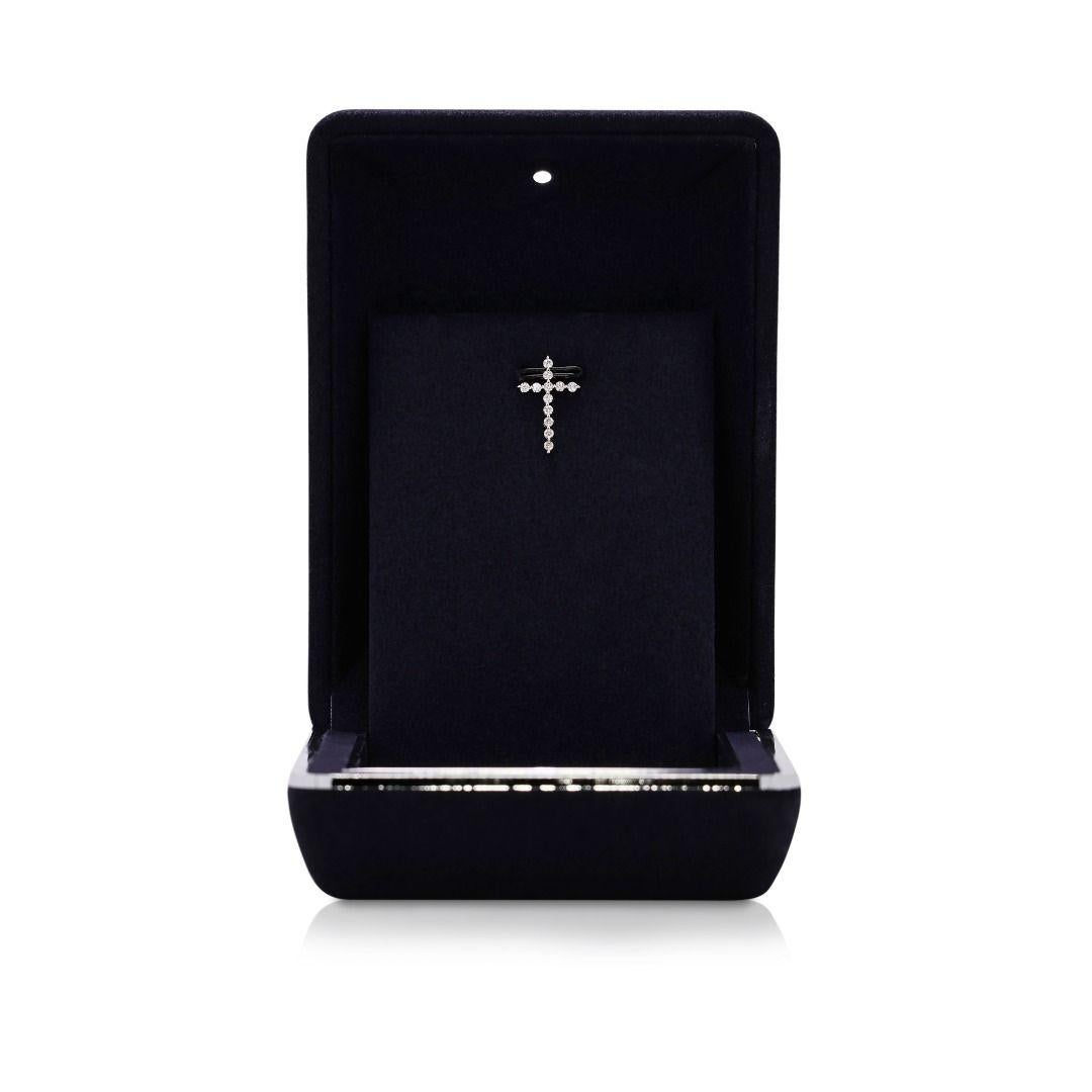 Timeless 0.2ct Natural Diamond Cross Pendant in 18K White Gold by Lee Hwa en venta 2