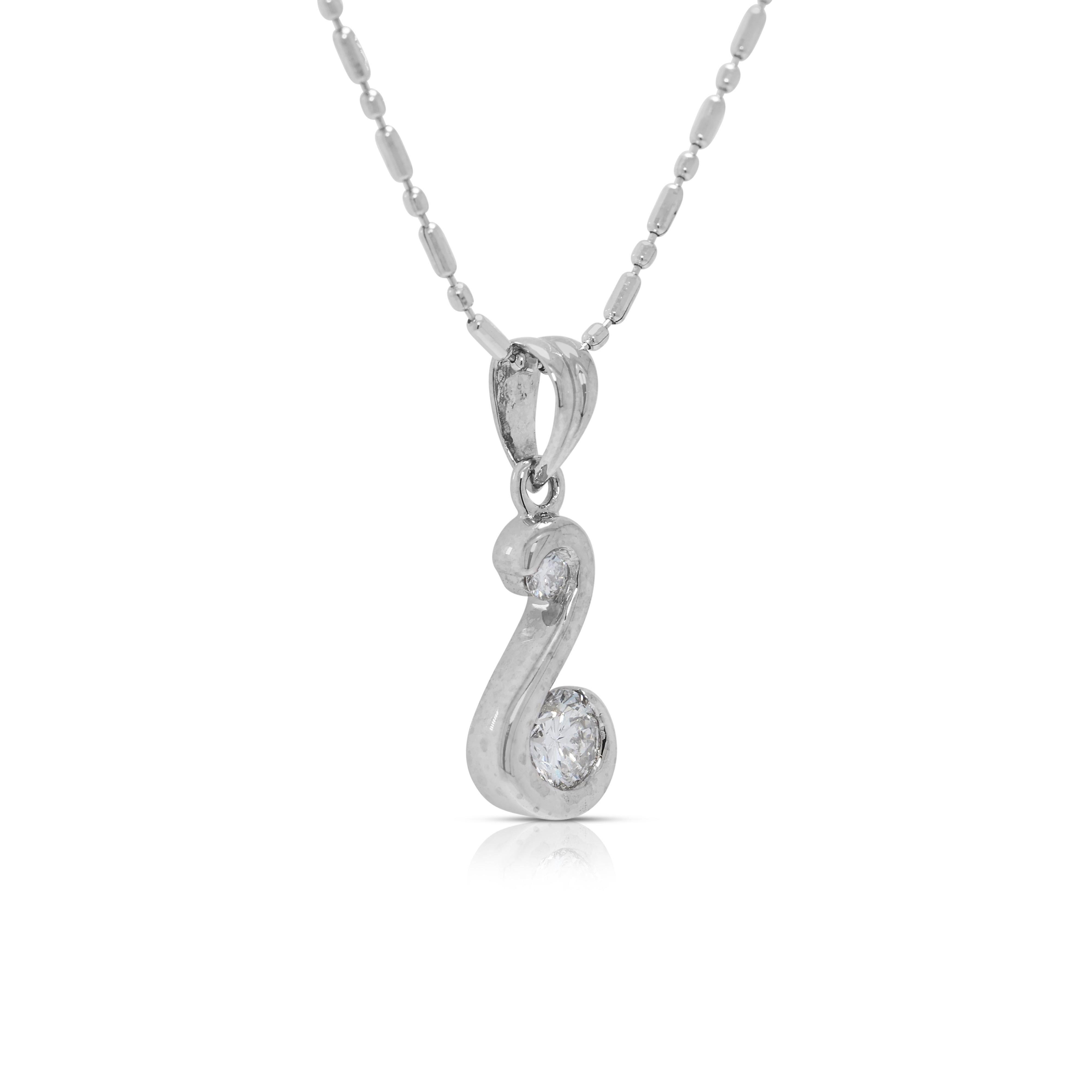 Eleganza e sobrietà sono le caratteristiche che contraddistinguono la tua scollatura. Questa nuova collana in oro bianco 18 carati presenta due diamanti tondi brillanti, per un totale di 0,2 carati, il cui colore G e la purezza VS irradiano una luce