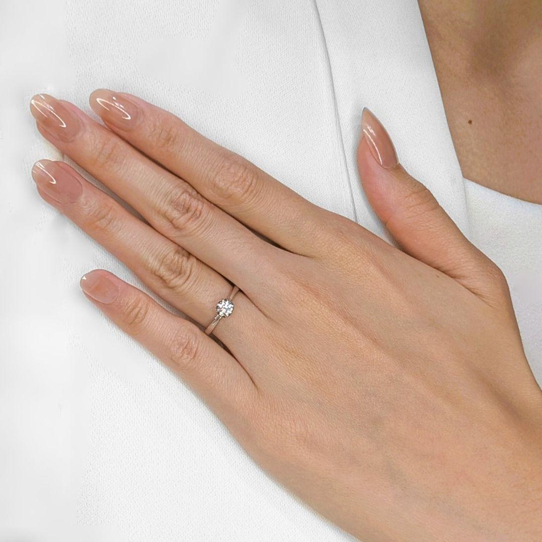 Die zeitlose Schönheit eines klassischen Solitärs, ein einzelner, brillanter Diamant, der pure Eleganz ausstrahlt. Dieser Ring aus 14 Karat Weißgold besticht durch einen runden Brillanten von 0,31 Karat, der mit seiner Farbe G und seiner Reinheit VS