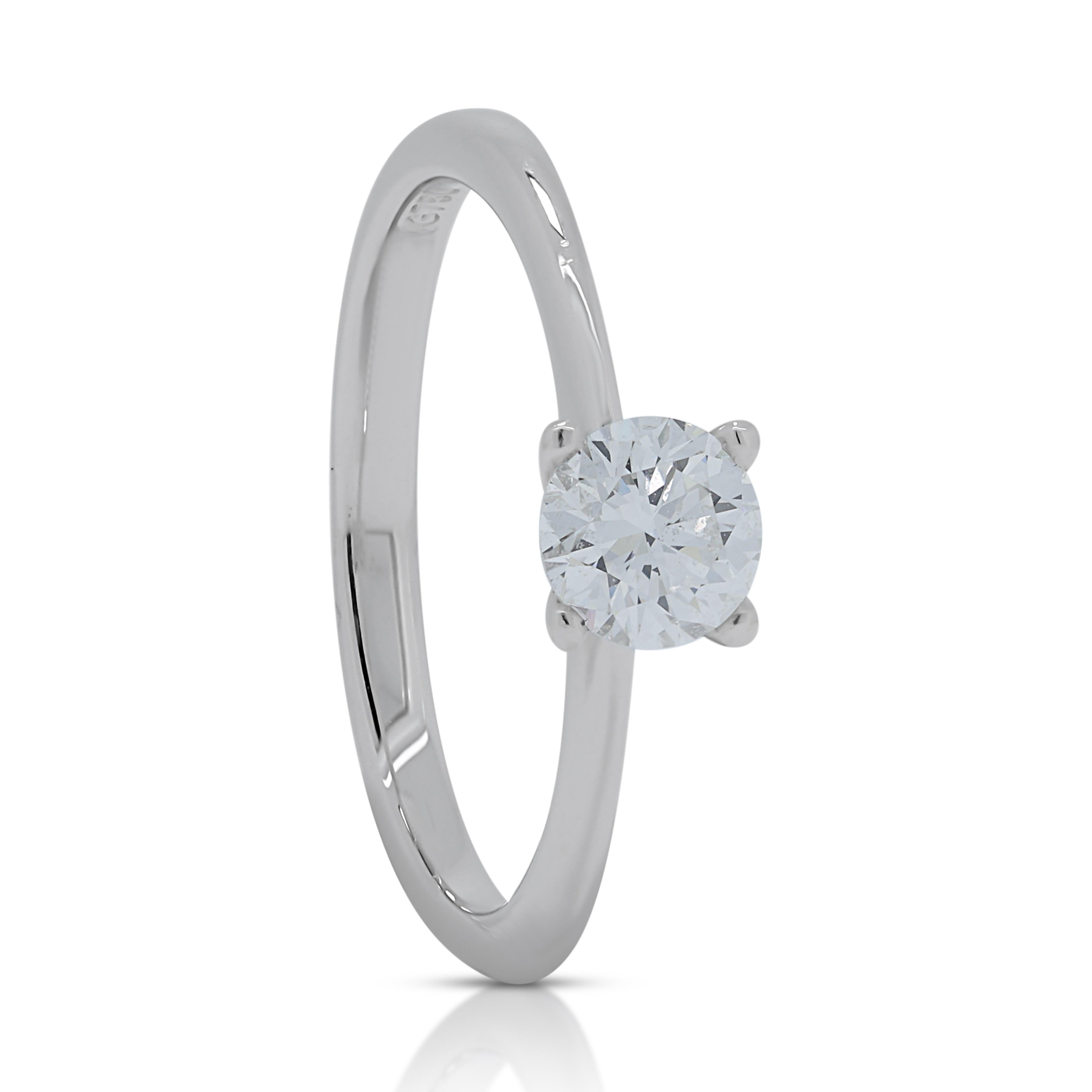 Timeless 0.32ct Diamond Solitaire Ring in 18K White Gold  In Excellent Condition For Sale In רמת גן, IL