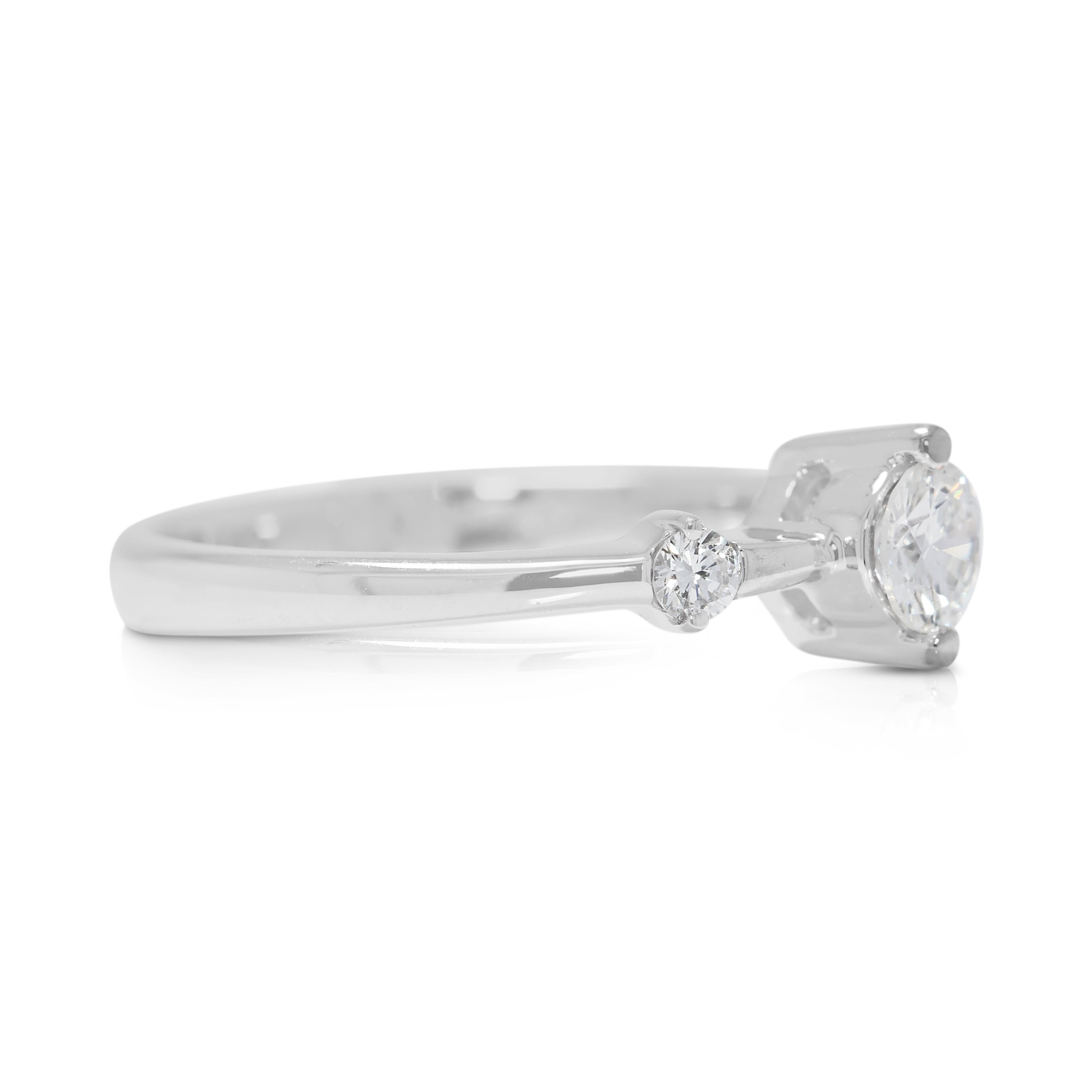 Taille ronde Timeless Bague à trois pierres en or blanc 18 carats avec diamant naturel de 0,32 carats en vente