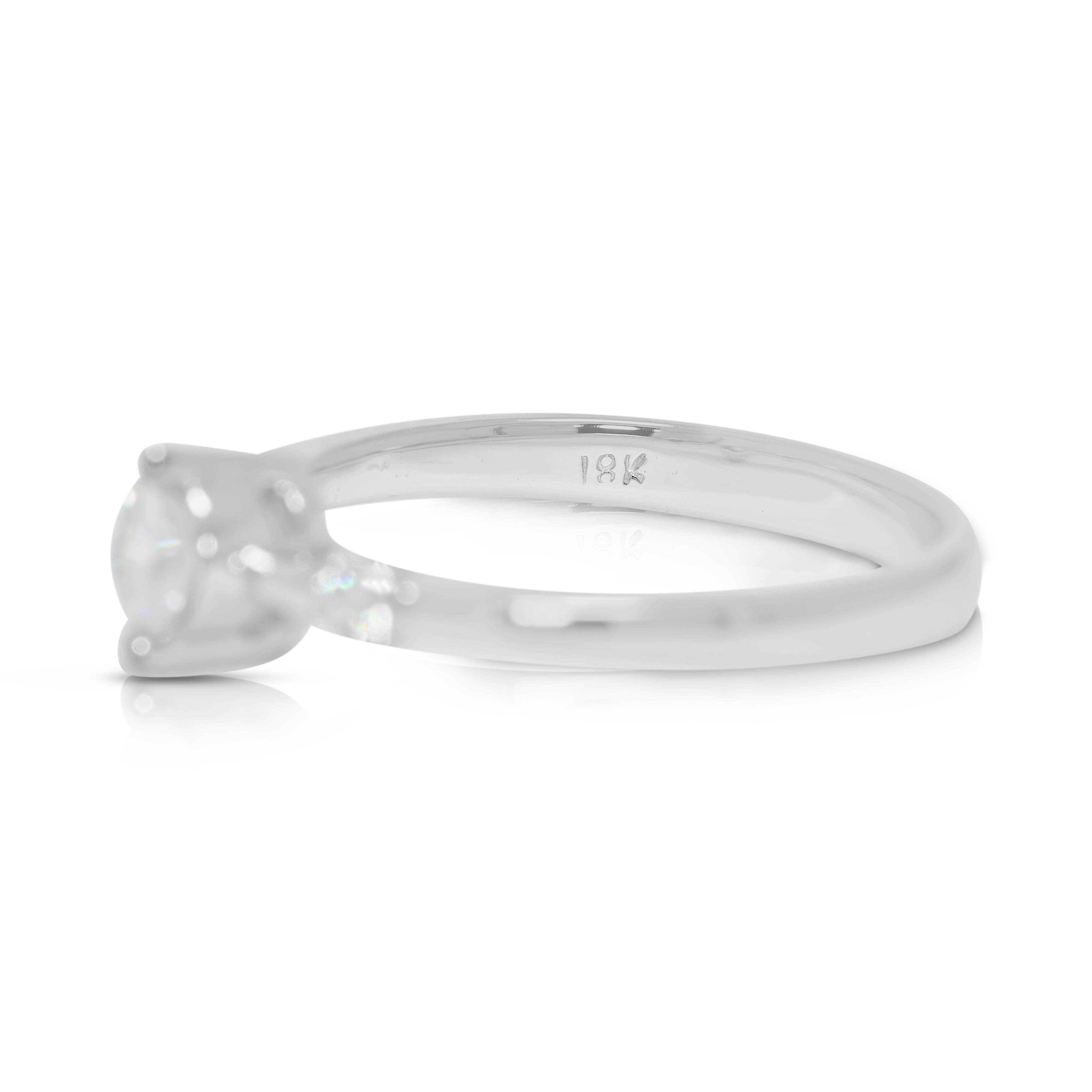 Timeless Bague à trois pierres en or blanc 18 carats avec diamant naturel de 0,32 carats Excellent état - En vente à רמת גן, IL