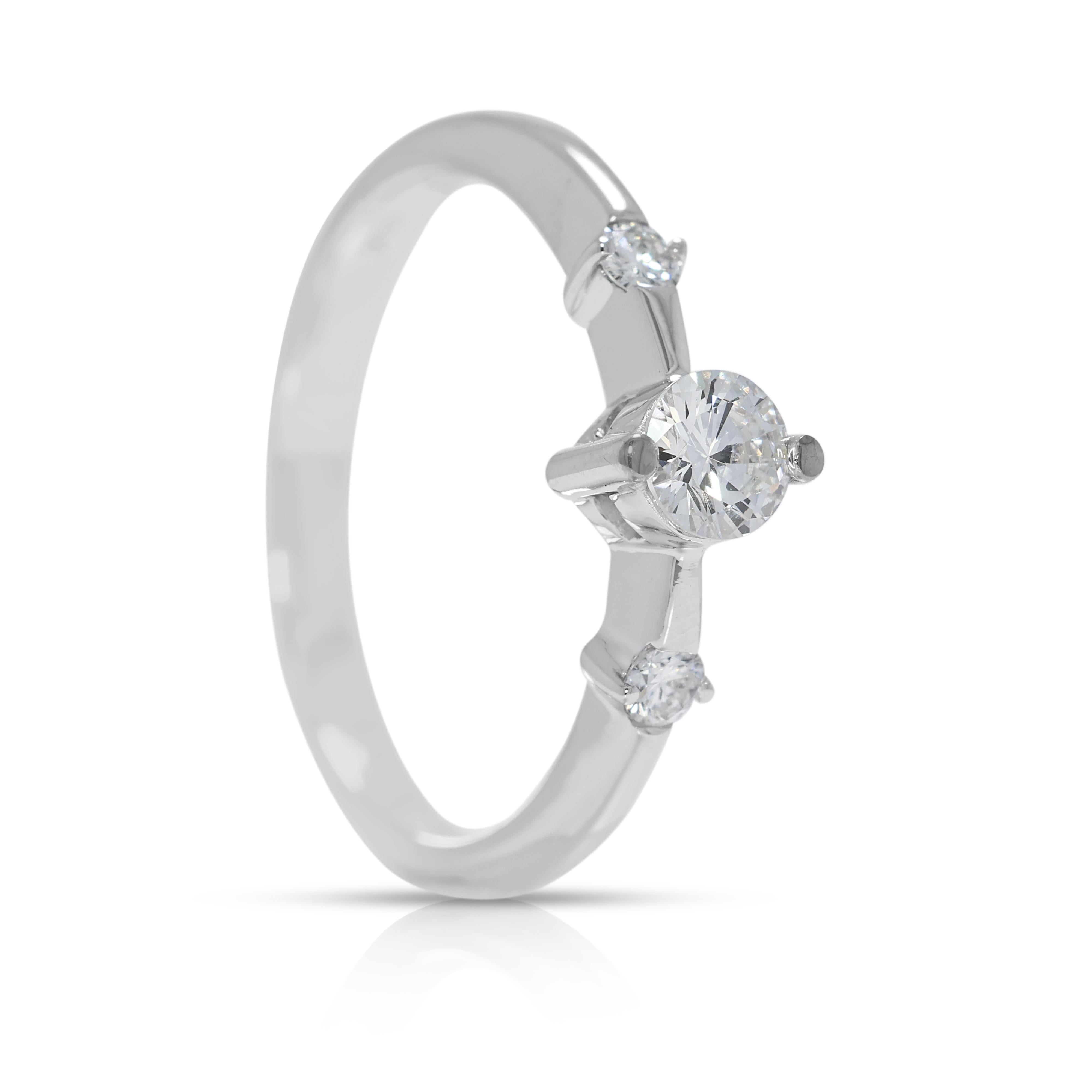 Timeless Bague à trois pierres en or blanc 18 carats avec diamant naturel de 0,32 carats en vente 1
