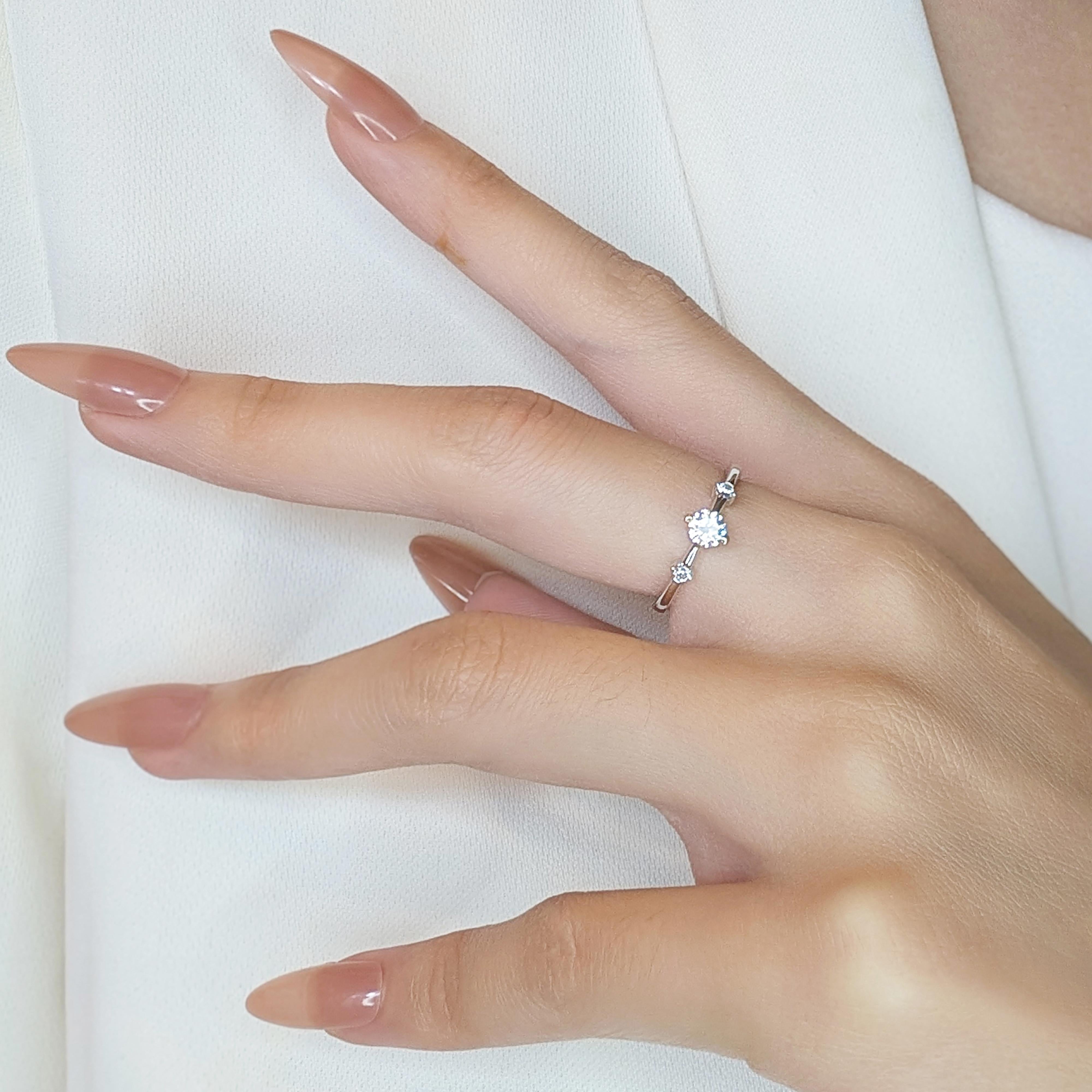 Timeless Bague à trois pierres en or blanc 18 carats avec diamant naturel de 0,32 carats en vente 3